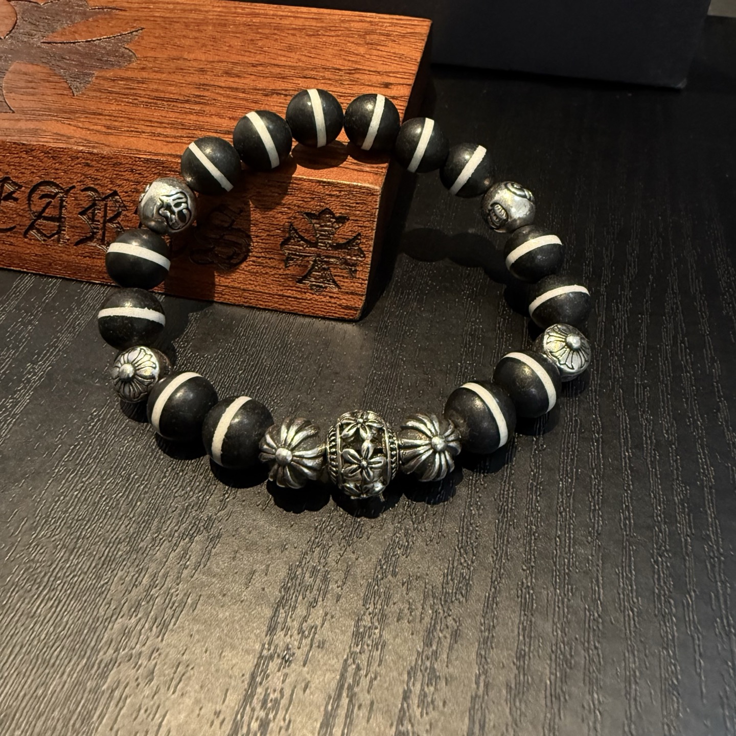  新款【专柜品质】Chrome Hearts克罗心 经典复古多元素手链手串，凹凸造型不同的花纹设计风格 