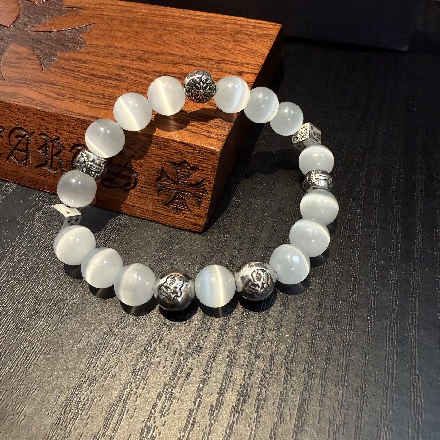  新款【专柜品质】Chrome Hearts克罗心 经典复古多元素手链手串，凹凸造型不同的花纹设计风格 