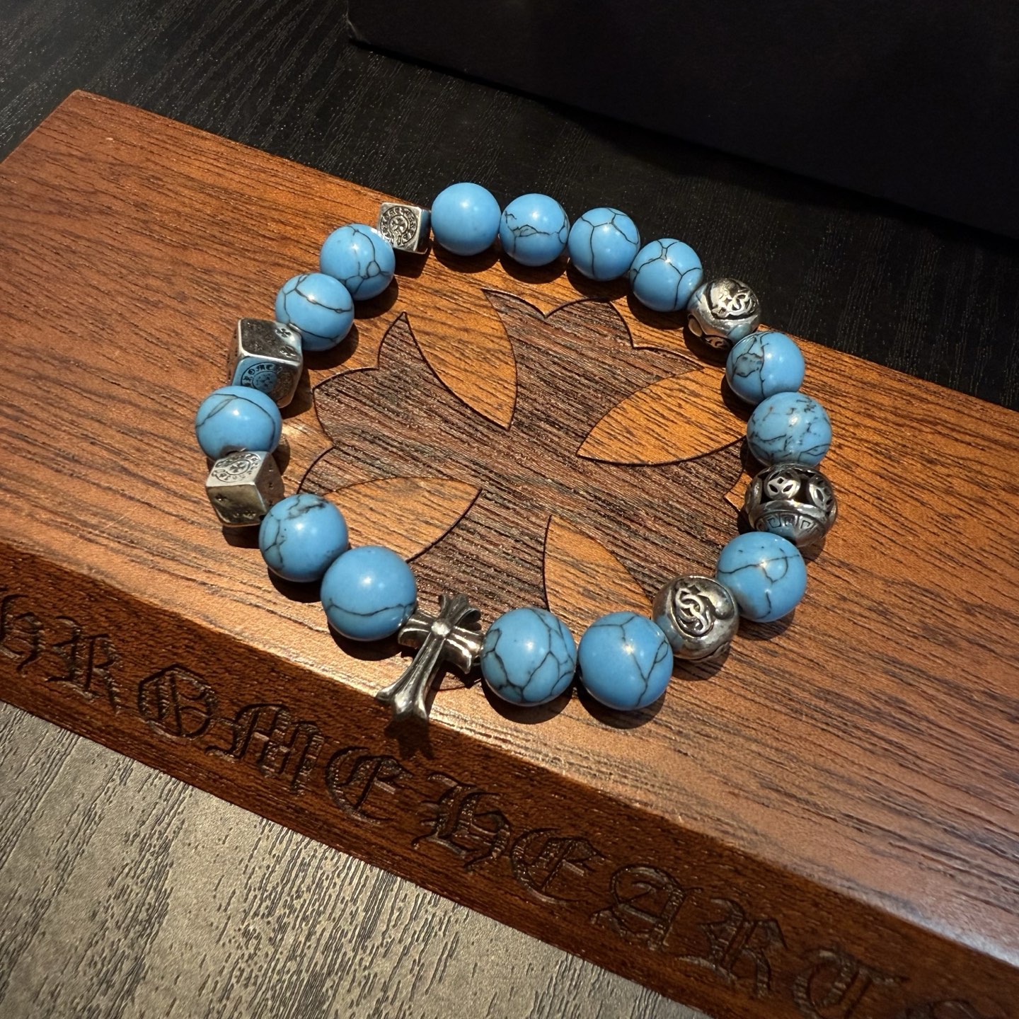  新款【专柜品质】Chrome Hearts克罗心 经典复古多元素手链手串，凹凸造型不同的花纹设计风格 