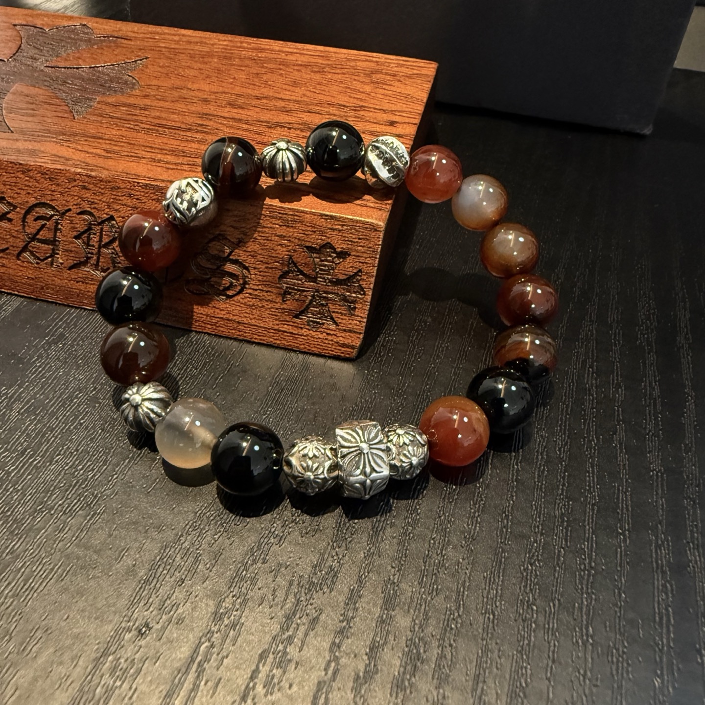  新款【专柜品质】Chrome Hearts克罗心 经典复古多元素手链手串，凹凸造型不同的花纹设计风格 