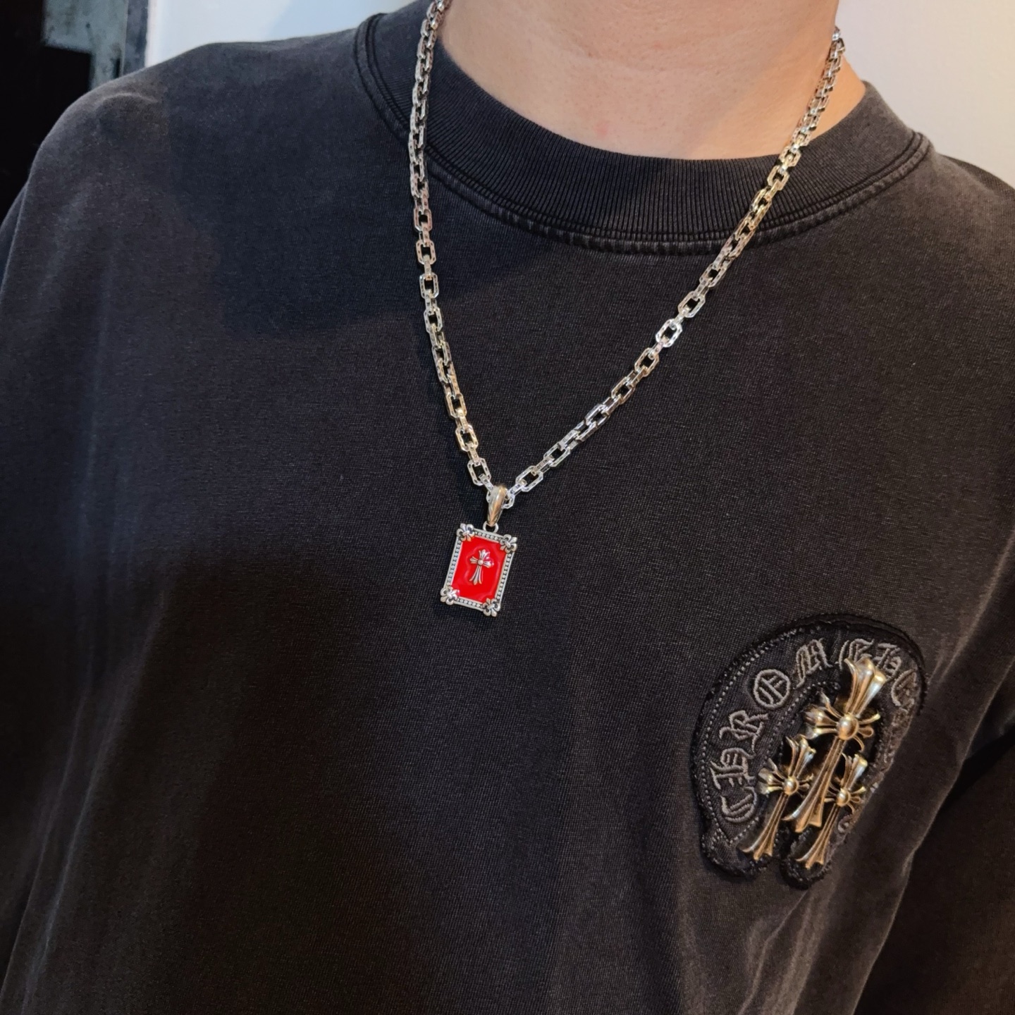   新款【专柜品质】Chrome Hearts克罗心经典复古项链，红色方牌十字架吊坠 凹凸造型不同的花纹
