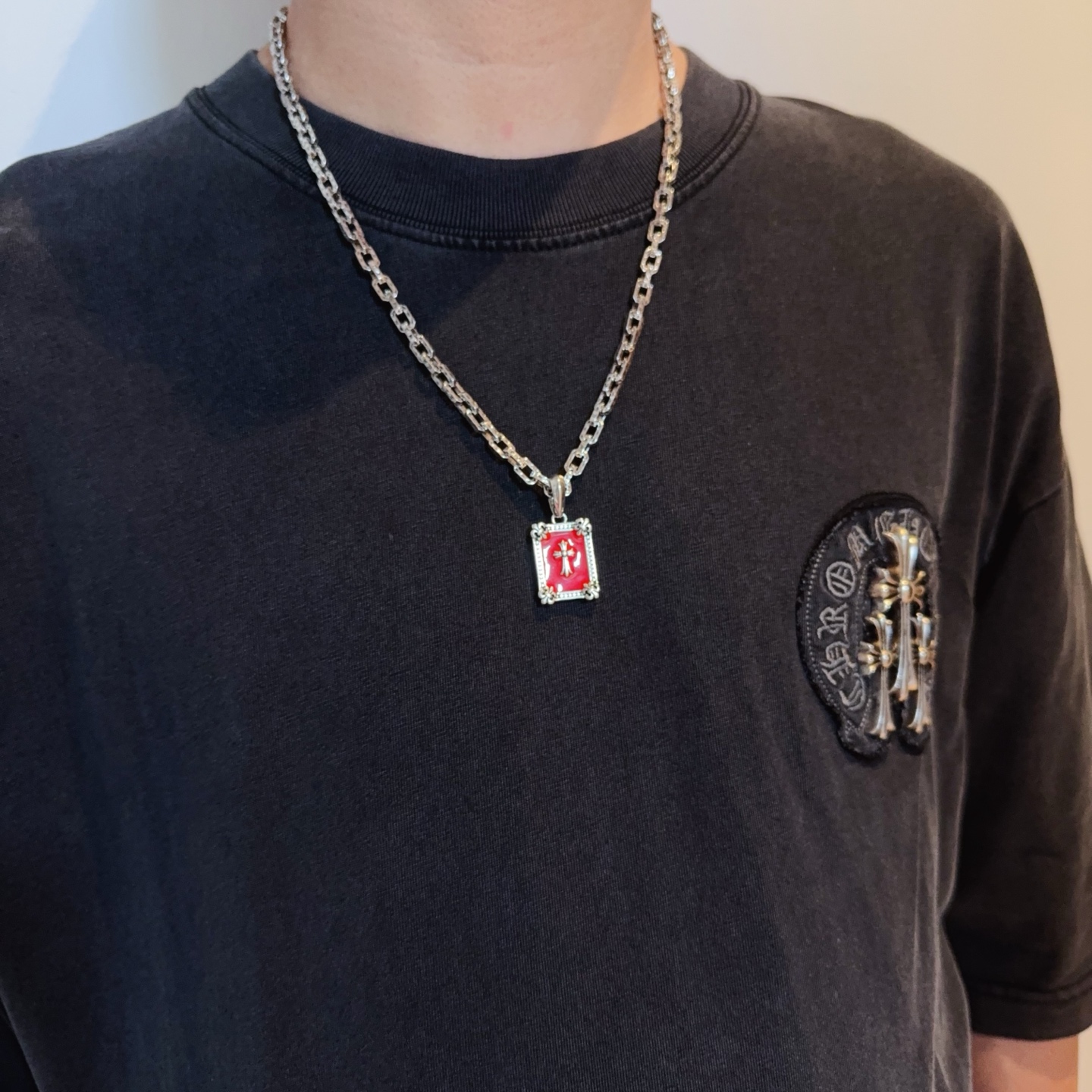   新款【专柜品质】Chrome Hearts克罗心经典复古项链，红色方牌十字架吊坠 凹凸造型不同的花纹