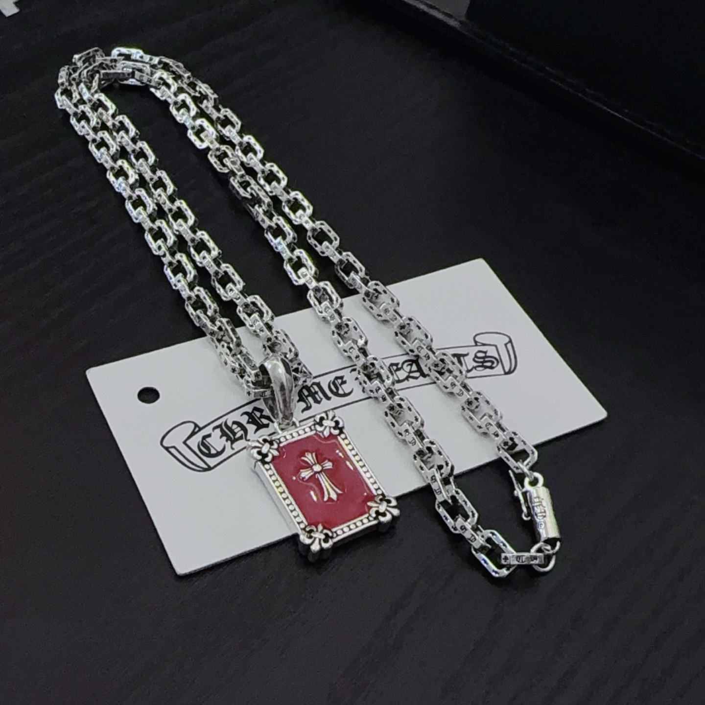   新款【专柜品质】Chrome Hearts克罗心经典复古项链，红色方牌十字架吊坠 凹凸造型不同的花纹
