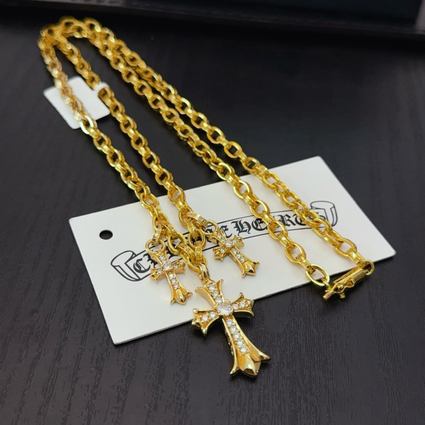  新款【专柜品质】Chrome Hearts克罗心黄金色十字架项链，凹凸造型不同的花纹设计风格 呈现出与