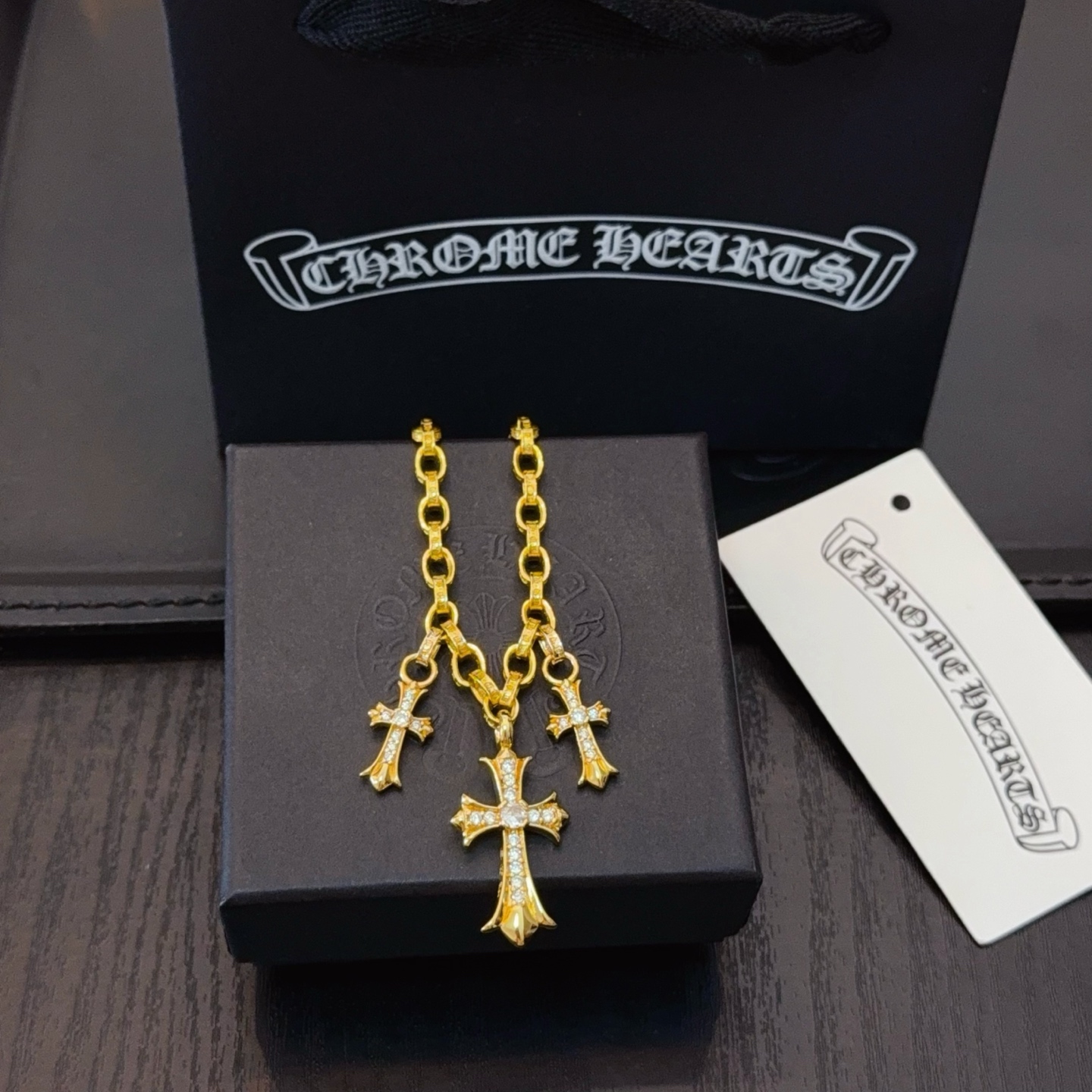  新款【专柜品质】Chrome Hearts克罗心黄金色十字架项链，凹凸造型不同的花纹设计风格 呈现出与
