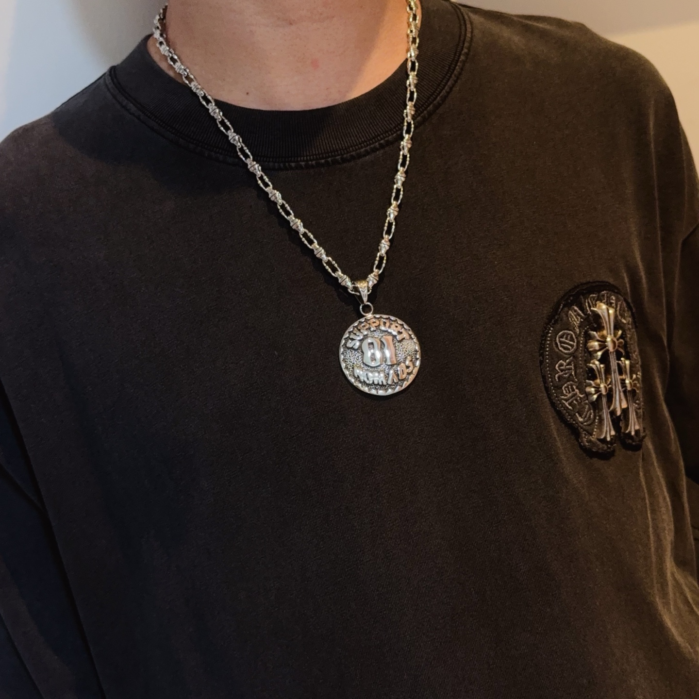  新款【专柜品质】Chrome Hearts克罗心经典复古项链，圆牌吊坠 凹凸造型不同的花纹设计风格 呈