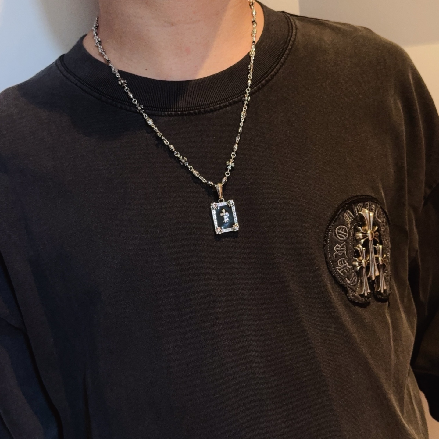   新款【专柜品质】Chrome Hearts克罗心经典复古十字架项链，方牌十字架吊坠 凹凸造型不同的花