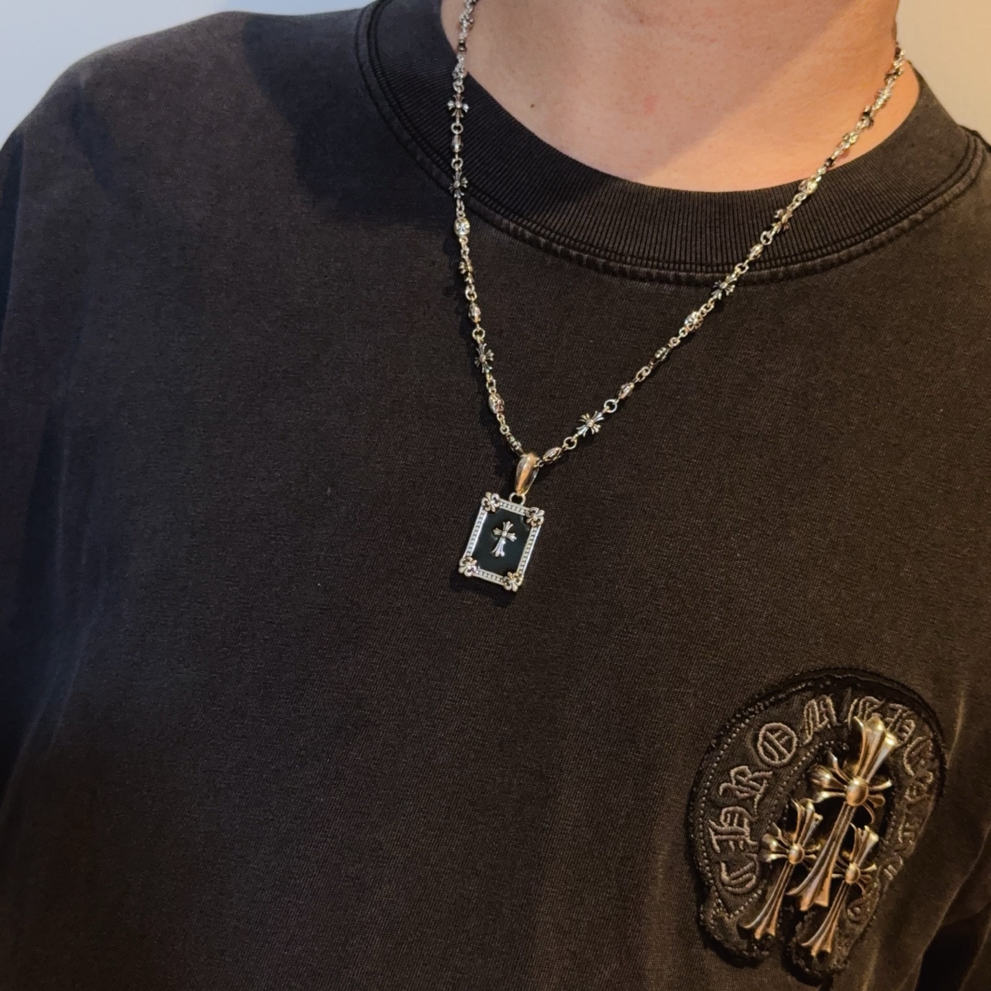  新款【专柜品质】Chrome Hearts克罗心经典复古十字架项链，方牌十字架吊坠 凹凸造型不同的花