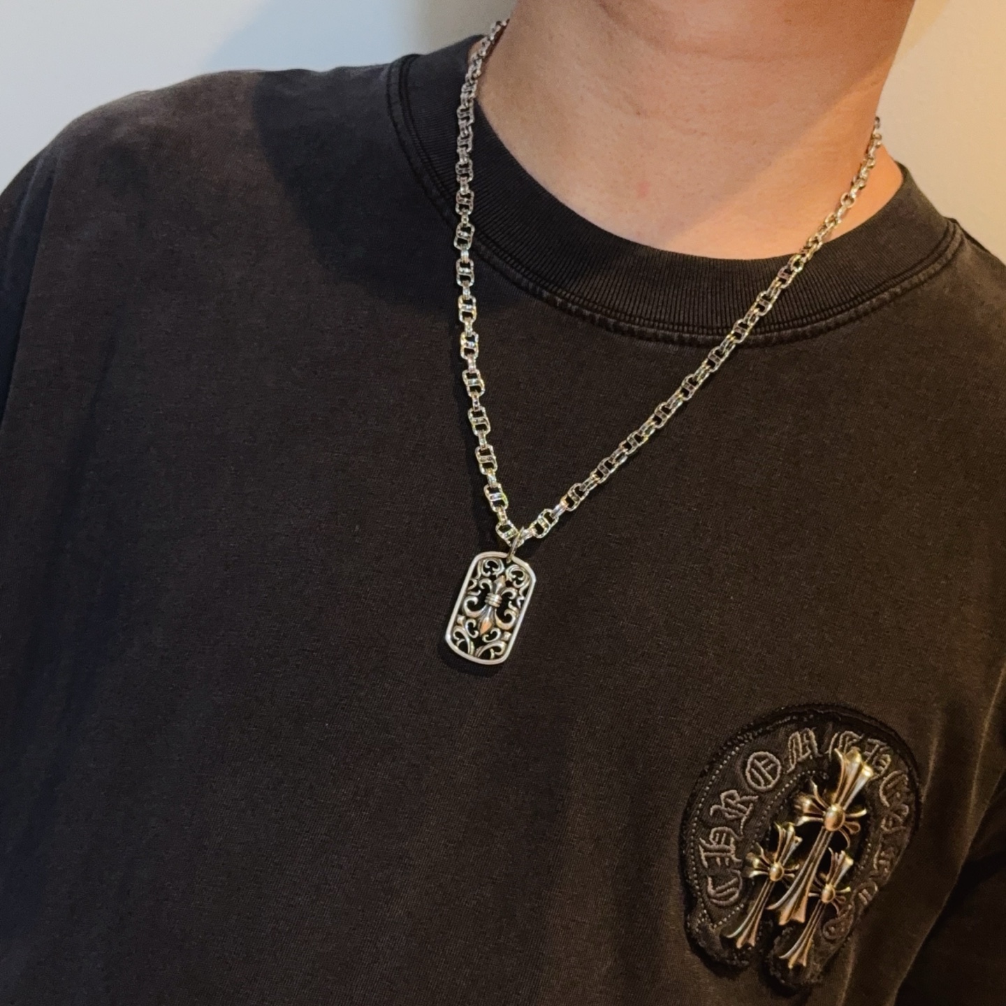   新款【专柜品质】Chrome Hearts克罗心经典复古字母项链，方牌童军花吊坠 凹凸造型不同的花纹