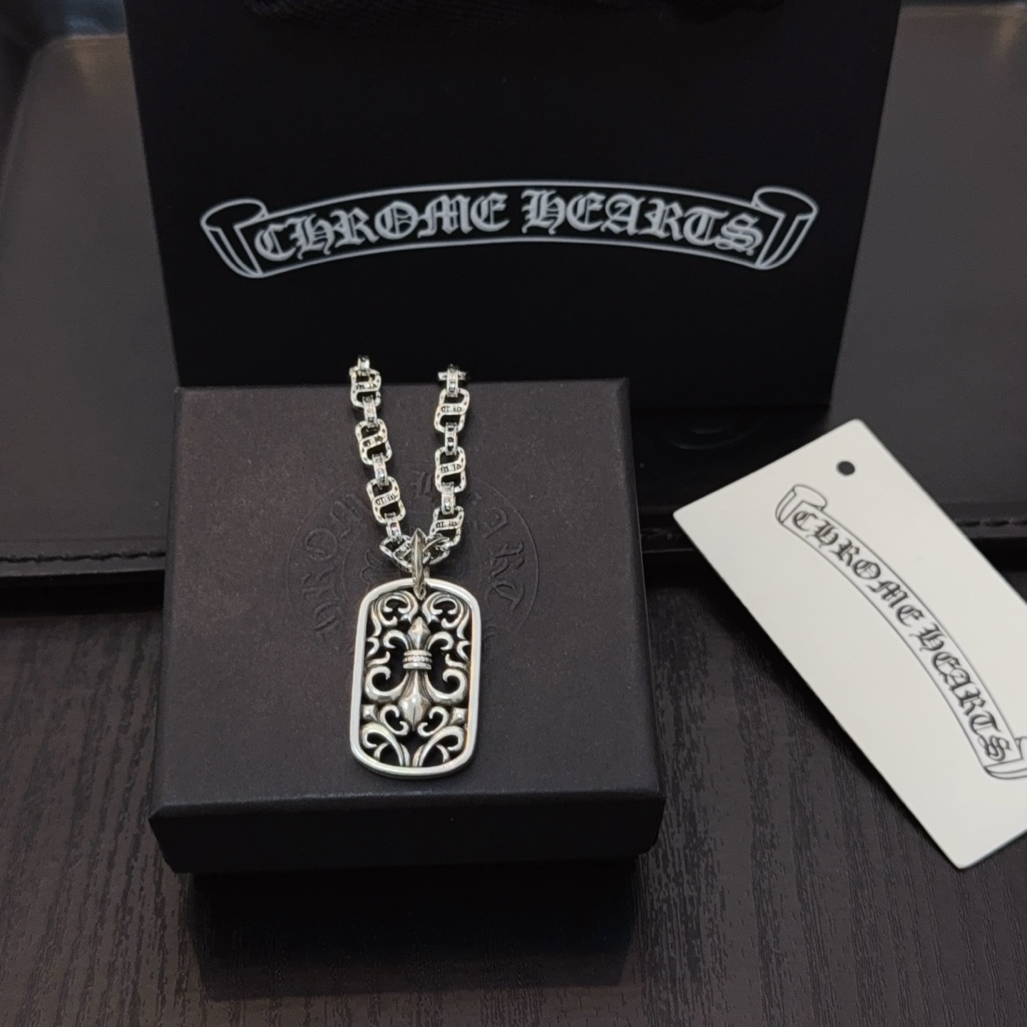   新款【专柜品质】Chrome Hearts克罗心经典复古字母项链，方牌童军花吊坠 凹凸造型不同的花纹