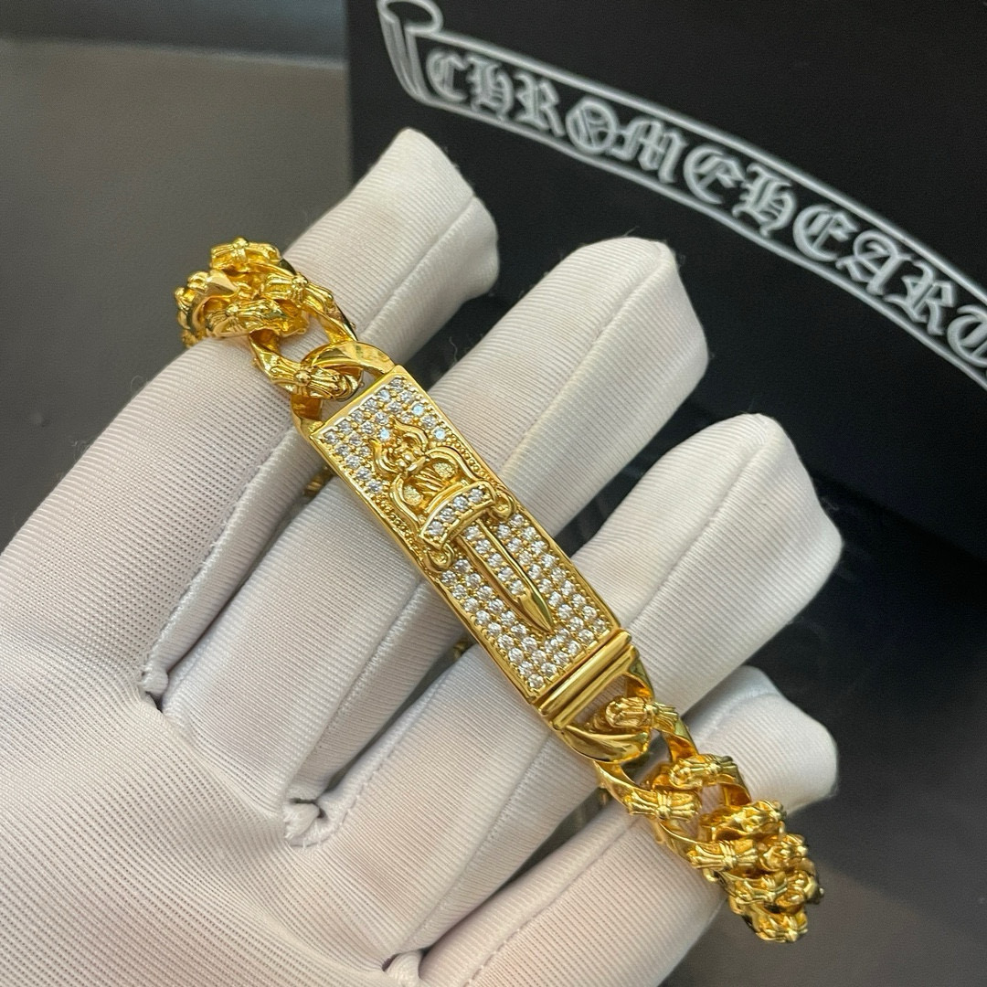 批 专柜品质Chrome Hearts克罗心黄金色经典（满花十字架麻花）宝剑满钻手链，凹凸造型不同的花纹
