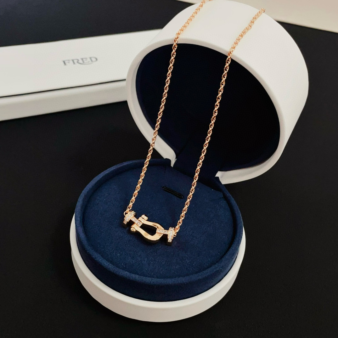 NO:379176,Fered half-diamond 8-character buckle necklace, seiko micro-insert, high-end customization, counter material, thickened electroplating technology, logo, very iconic, simple and a bit light luxury, and casual matching is very fashionable!  The 8-character buckle is also called the wealth buckle, which means attracting wealth and blessings, and infinite luck!  Platinum, gold, jewelry, necklace, gold19860909费雷德半钻8字扣项链,精工微镶,高端定制,专柜材质,加厚电镀工艺,带logo,非常有标志性,简洁又有点轻奢的感觉,随意搭配都很有时尚感！8字扣又称发财扣,寓意招财纳福,无限幸运！白金色、黄金色入,饰品精品,necklace,gold,Jewelry