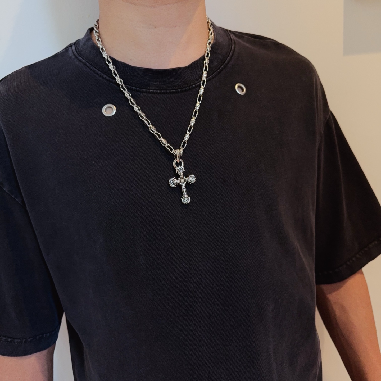  新款【专柜品质】Chrome Hearts克罗心经典复古项链，火焰十字架吊坠 凹凸造型不同的花纹设计风