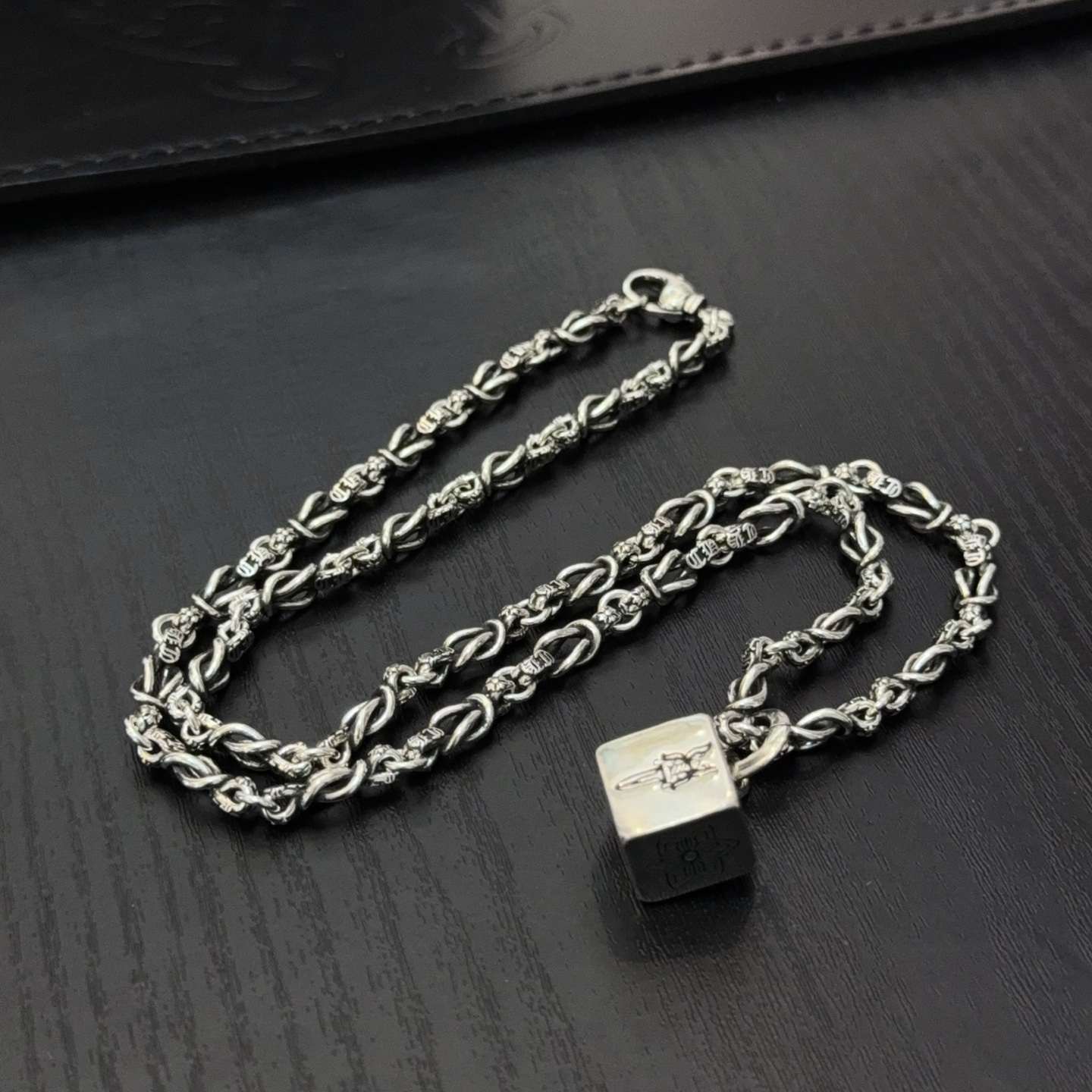  新款【专柜品质】Chrome Hearts克罗心经典复古项链，骰子吊坠 凹凸造型不同的花纹设计风格 呈
