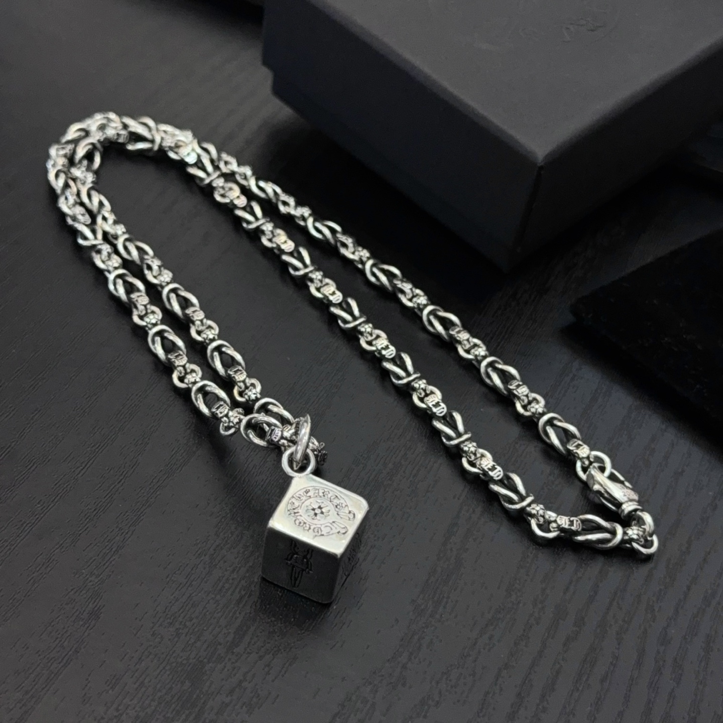  新款【专柜品质】Chrome Hearts克罗心经典复古项链，骰子吊坠 凹凸造型不同的花纹设计风格 呈