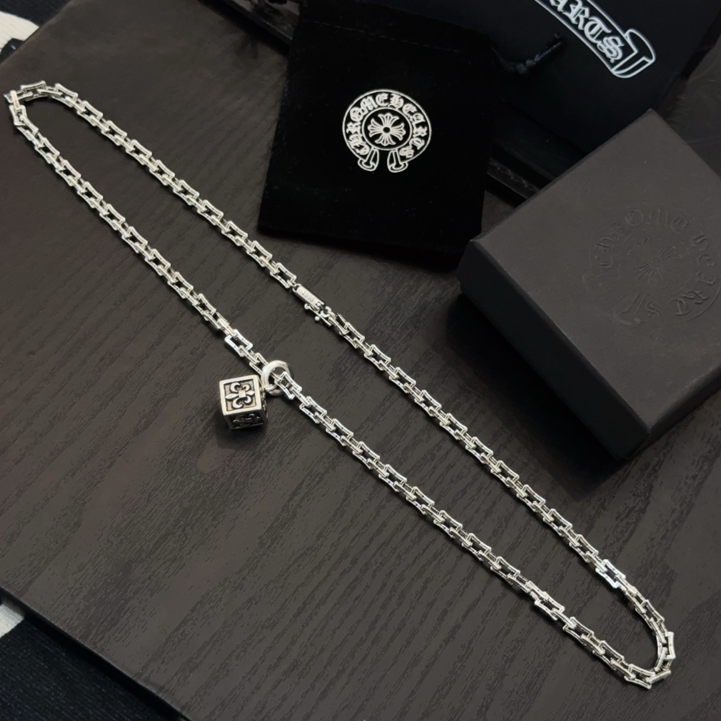  新款【专柜品质】Chrome Hearts克罗心经典复古项链，骰子吊坠 凹凸造型不同的花纹设计风格 呈
