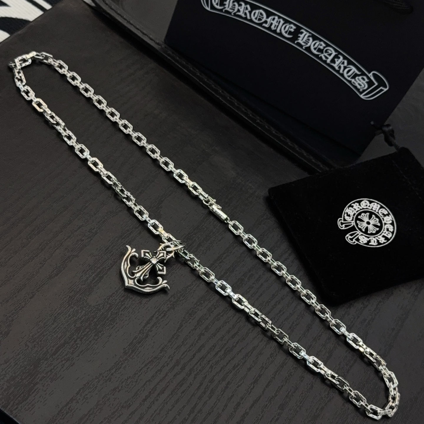  新款【专柜品质】Chrome Hearts克罗心经典复古项链，十字架吊坠 凹凸造型不同的花纹设计风格 