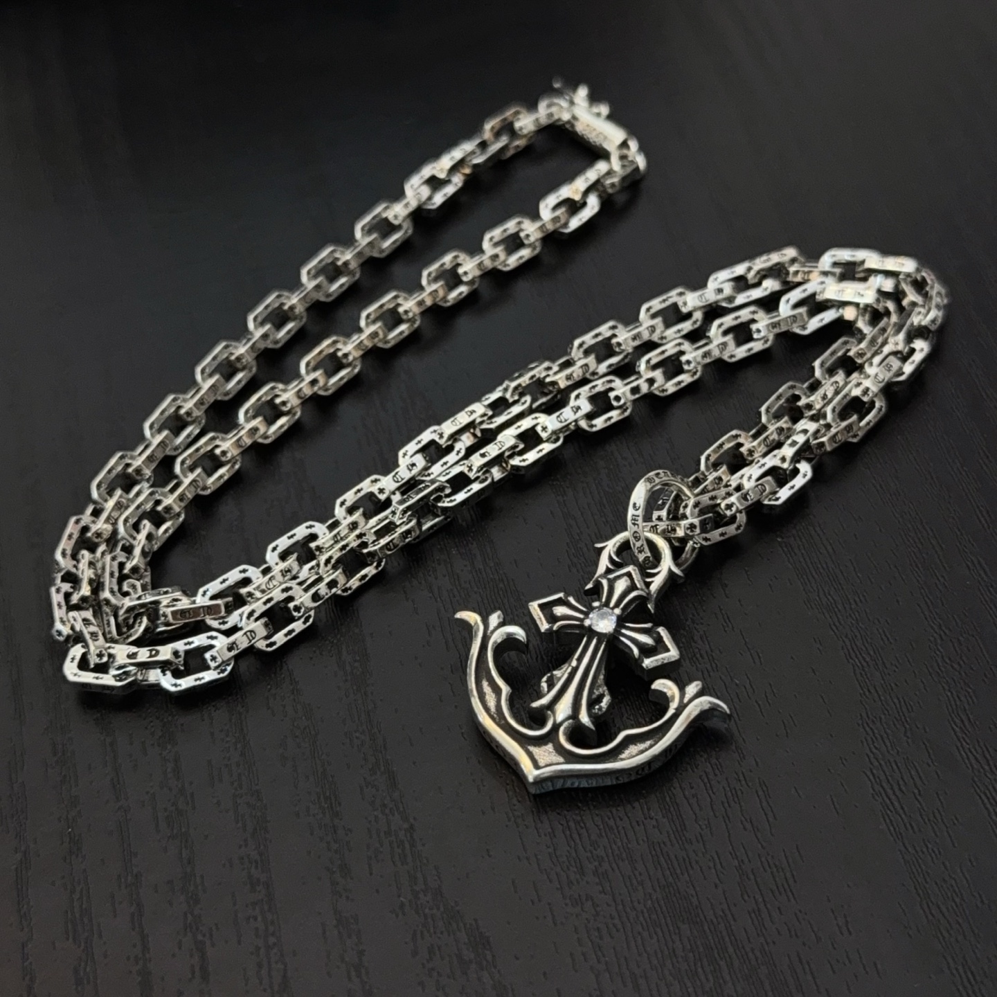  新款【专柜品质】Chrome Hearts克罗心经典复古项链，十字架吊坠 凹凸造型不同的花纹设计风格 