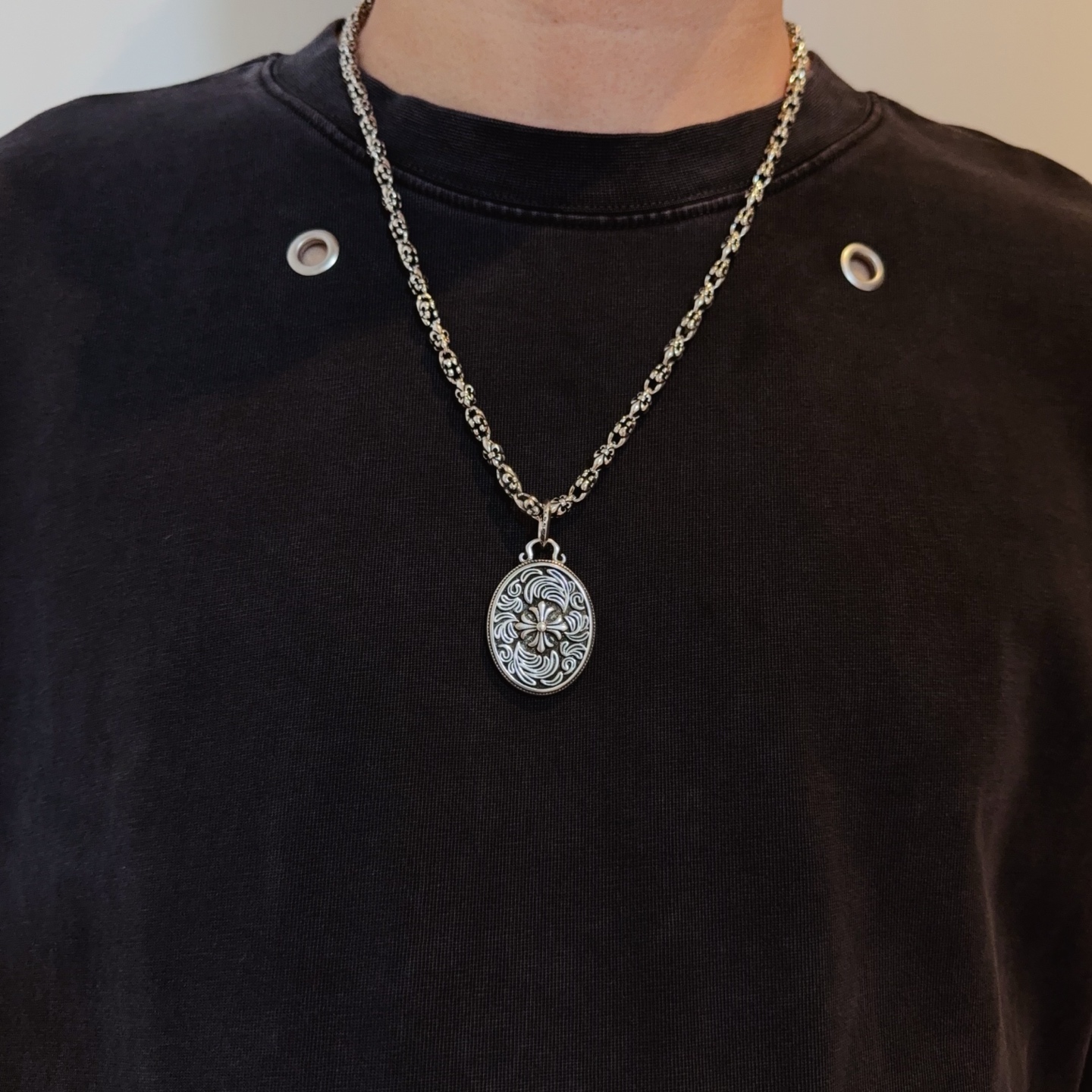  新款【专柜品质】Chrome Hearts克罗心经典复古童军花项链，椭圆藤花十字花吊坠 凹凸造型不同的