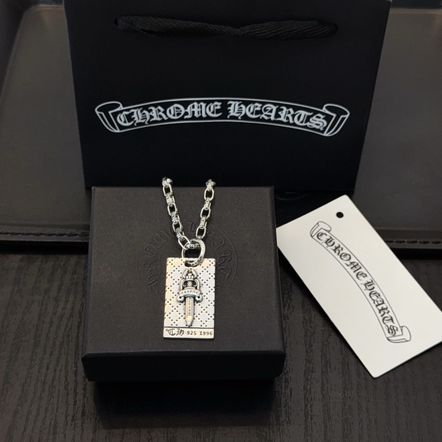  新款【专柜品质】Chrome Hearts克罗心经典复古项链，方牌宝剑吊坠 凹凸造型不同的花纹设计风格
