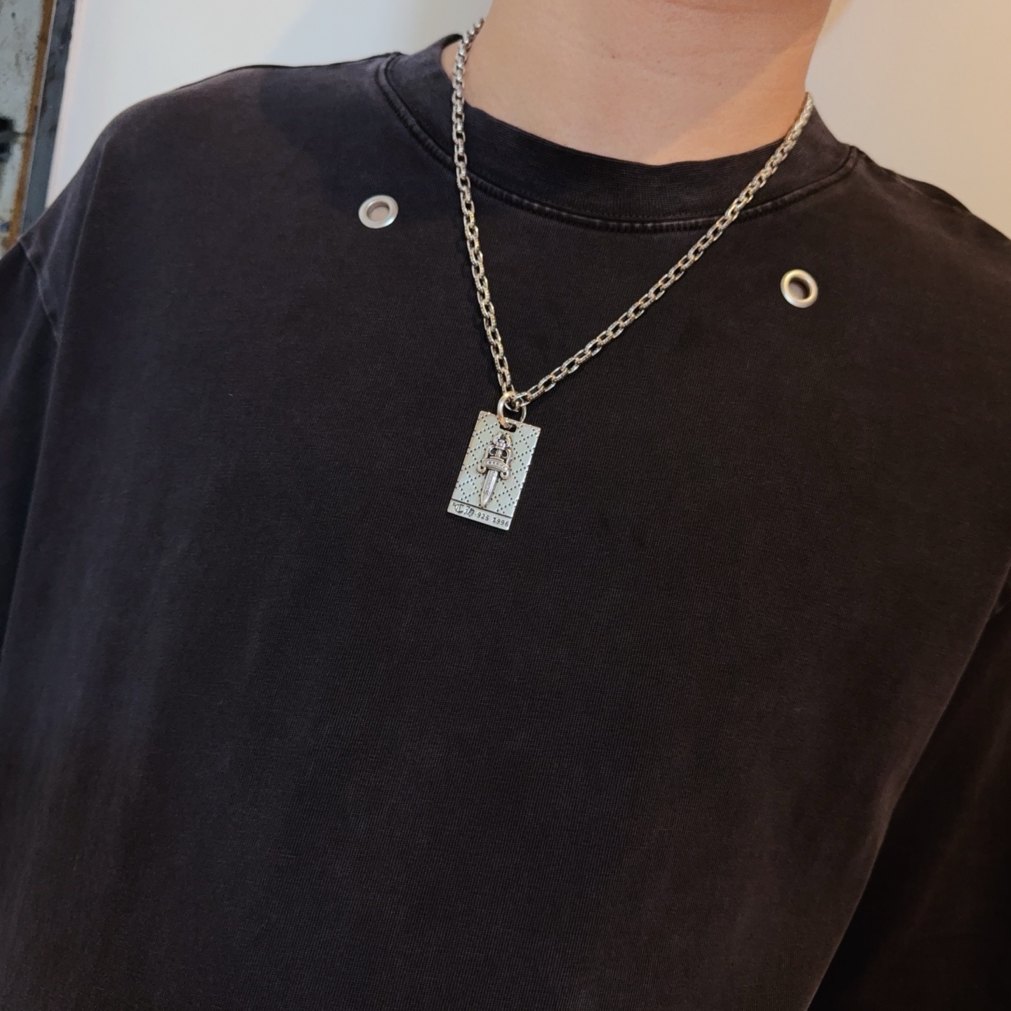  新款【专柜品质】Chrome Hearts克罗心经典复古项链，方牌宝剑吊坠 凹凸造型不同的花纹设计风格