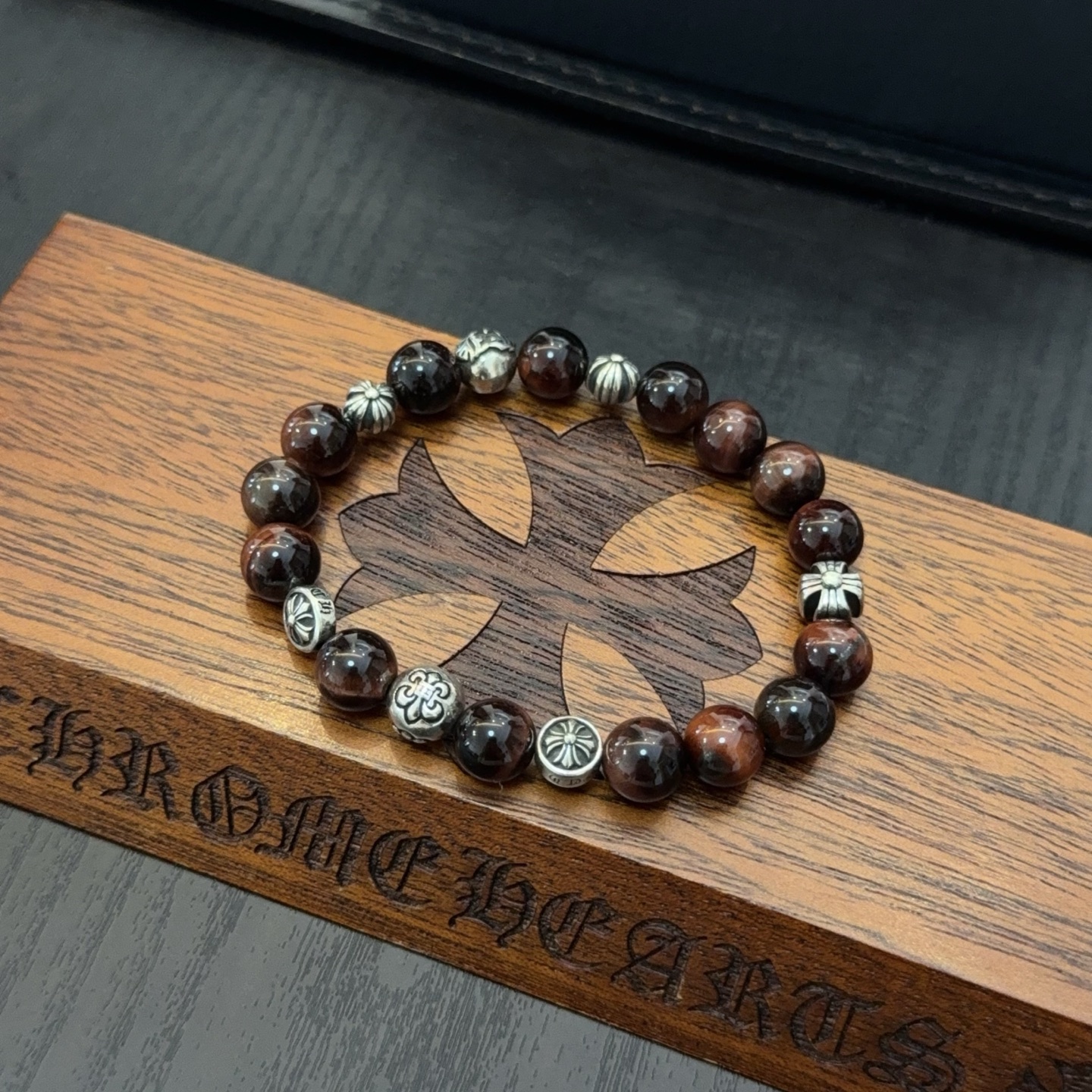  新款【专柜品质】Chrome Hearts克罗心 经典复古多元素手链手串，凹凸造型不同的花纹设计风格 