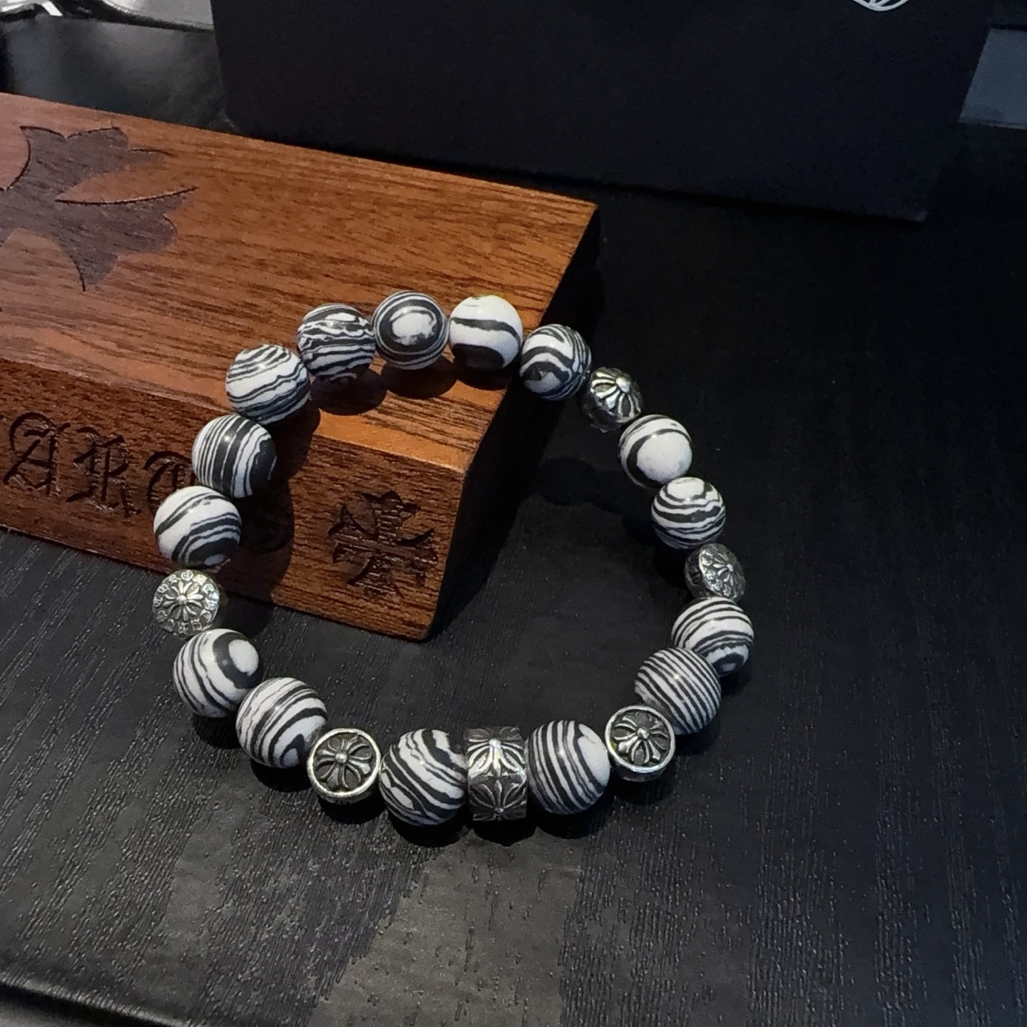  新款【专柜品质】Chrome Hearts克罗心 经典复古多元素手链手串，凹凸造型不同的花纹设计风格 
