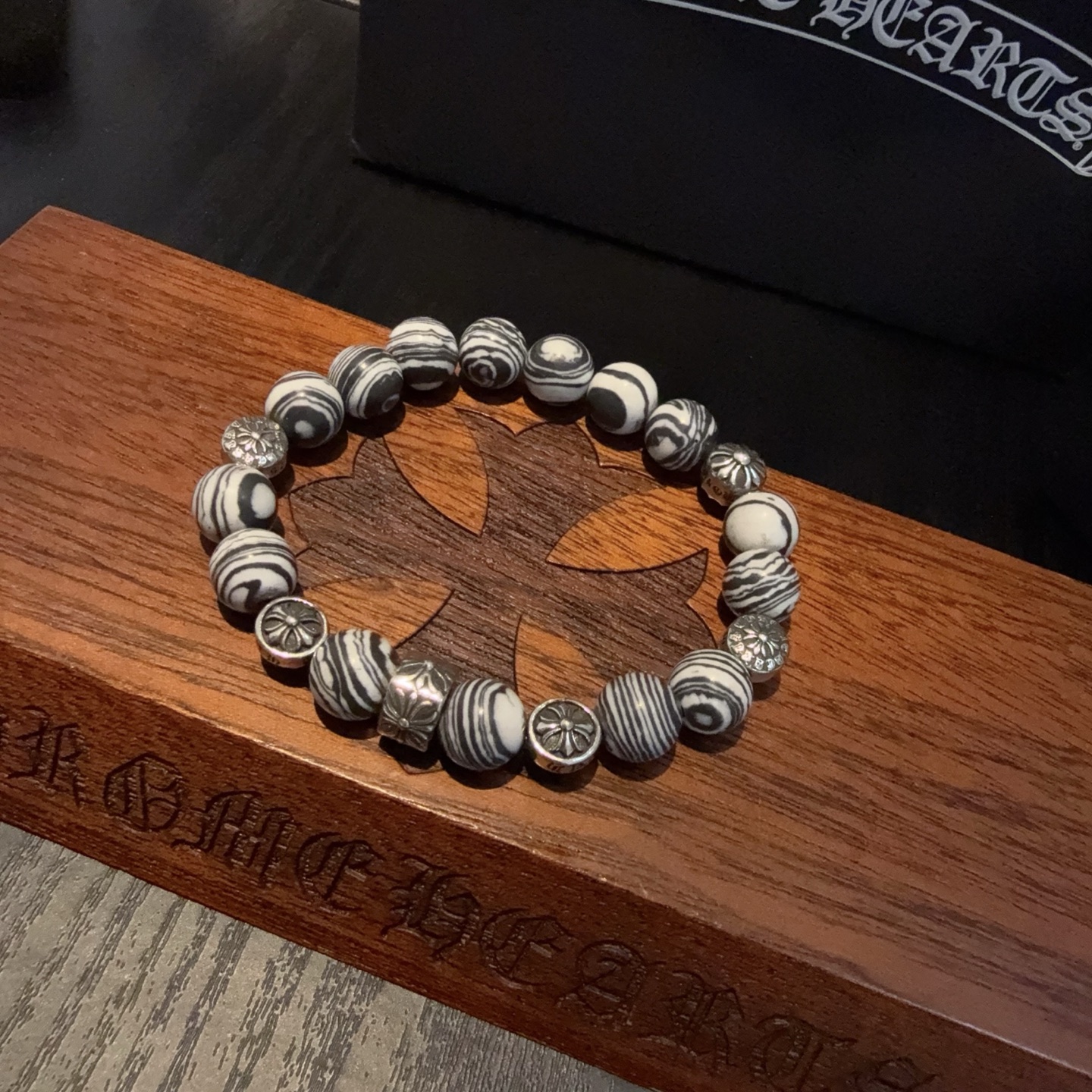  新款【专柜品质】Chrome Hearts克罗心 经典复古多元素手链手串，凹凸造型不同的花纹设计风格 