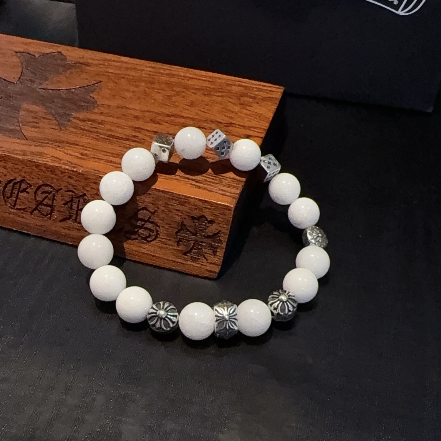  新款【专柜品质】Chrome Hearts克罗心 经典复古多元素手链手串，凹凸造型不同的花纹设计风格 