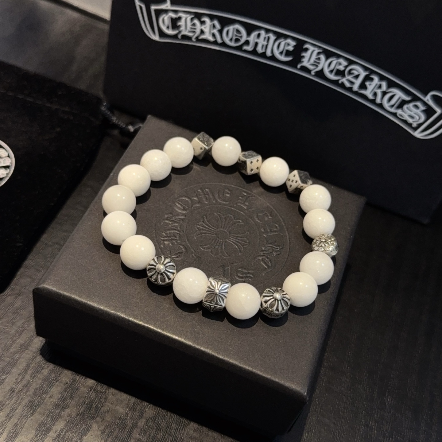  新款【专柜品质】Chrome Hearts克罗心 经典复古多元素手链手串，凹凸造型不同的花纹设计风格 