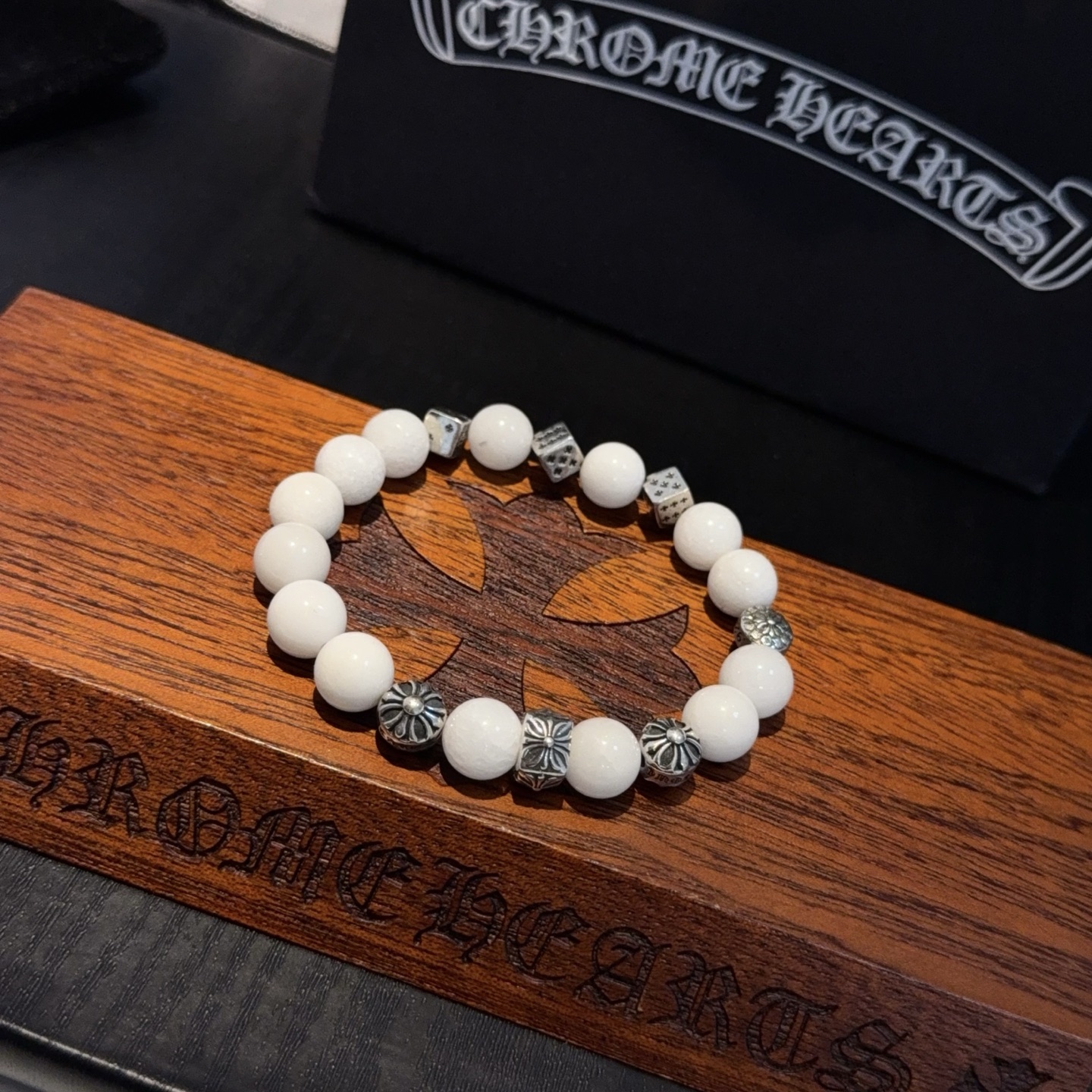  新款【专柜品质】Chrome Hearts克罗心 经典复古多元素手链手串，凹凸造型不同的花纹设计风格 