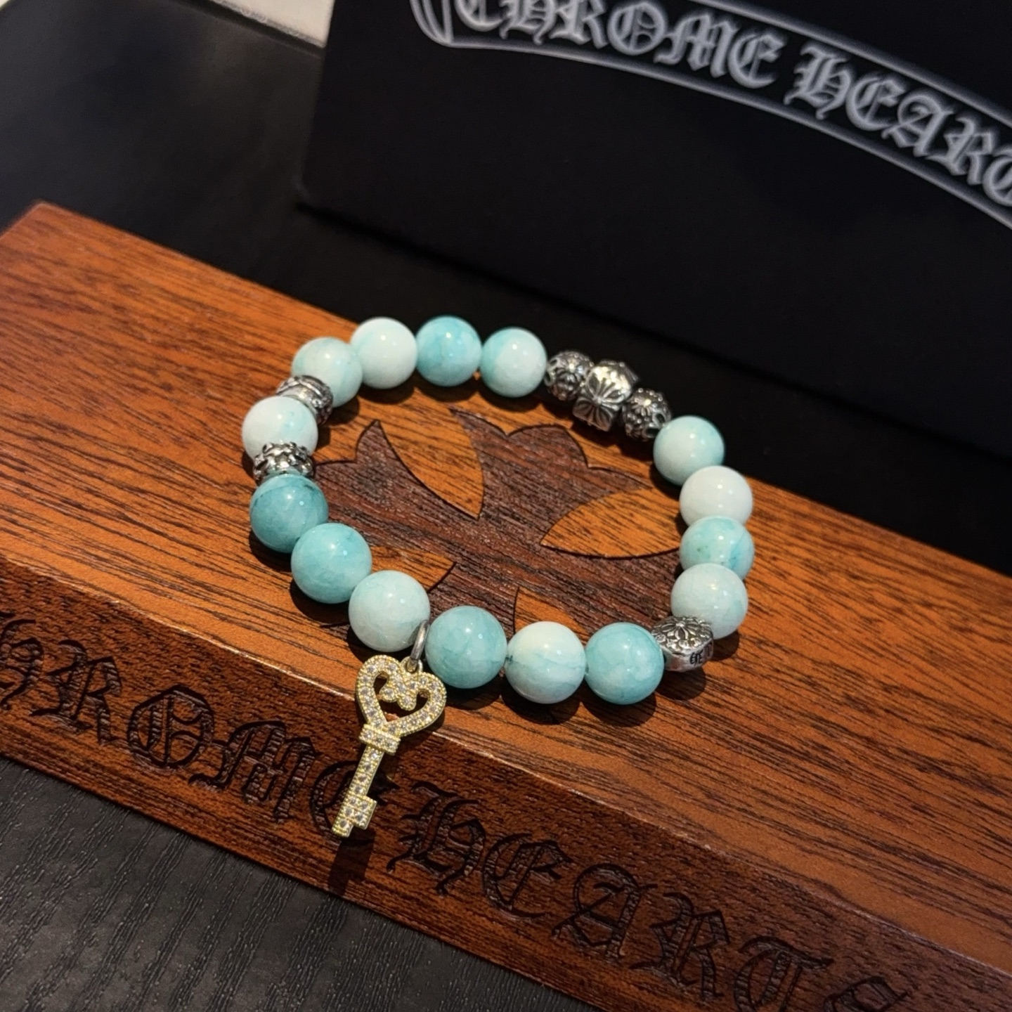  新款【专柜品质】Chrome Hearts克罗心 经典复古多元素手链手串，凹凸造型不同的花纹设计风格 
