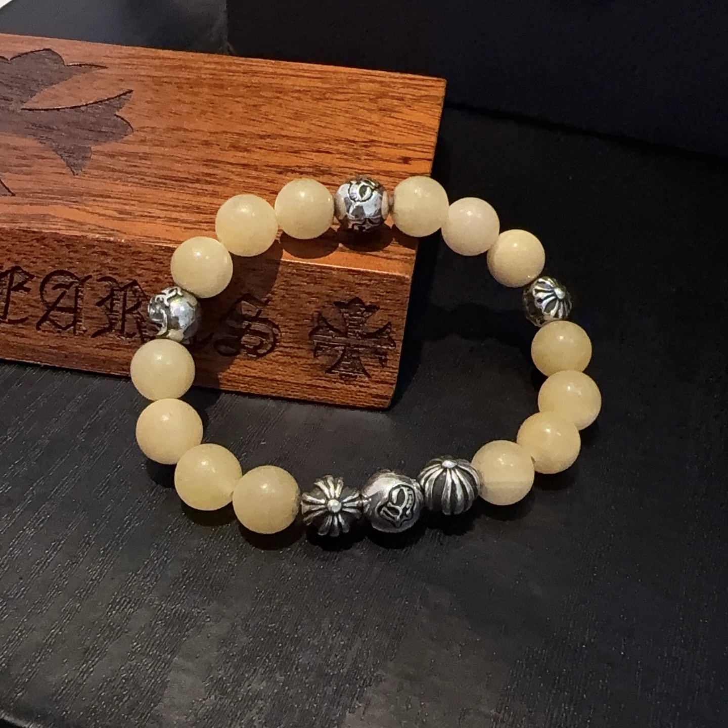  新款【专柜品质】Chrome Hearts克罗心 经典复古多元素手链手串，凹凸造型不同的花纹设计风格 