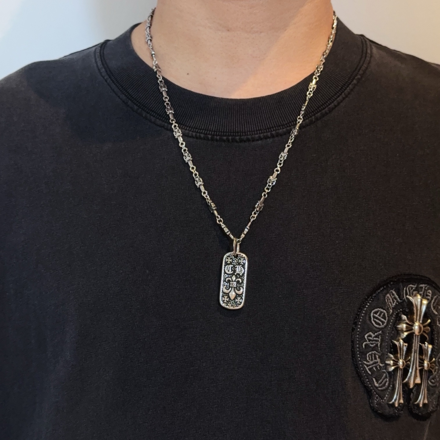   新款【专柜品质】Chrome Hearts克罗心经典复古宝剑项链，方牌吊坠 凹凸造型不同的花纹设计风