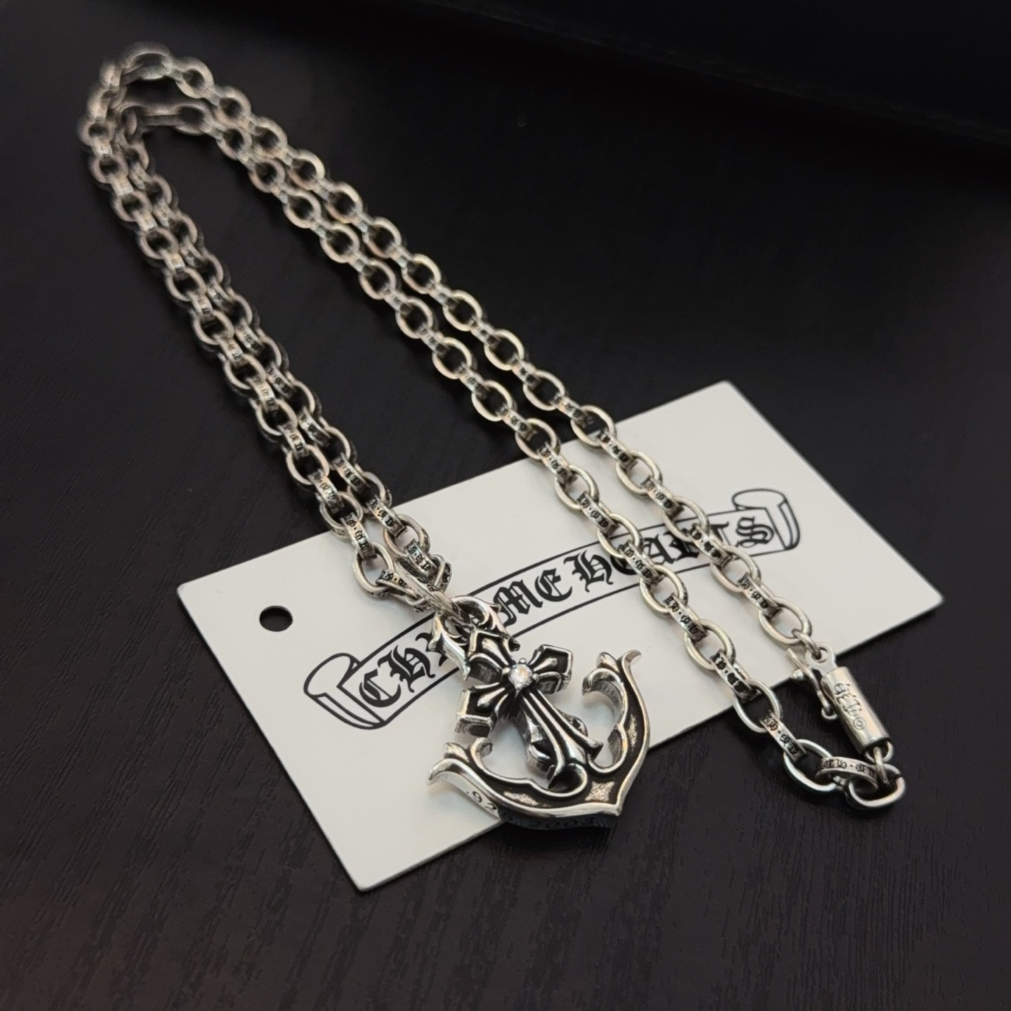   新款【专柜品质】Chrome Hearts克罗心经典复古字母项链，十字架吊坠 凹凸造型不同的花纹设计