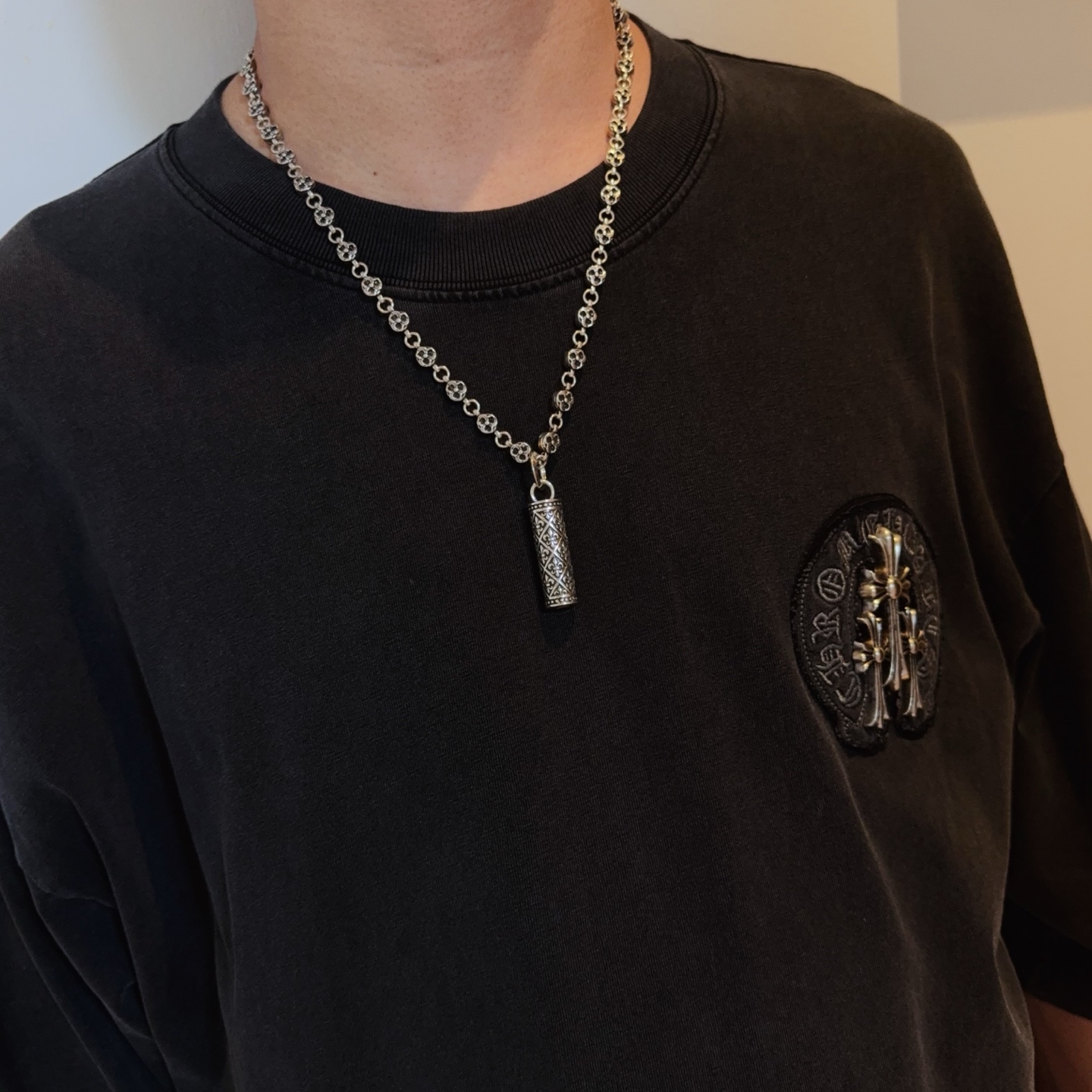  新款【专柜品质】Chrome Hearts克罗心经典复古花球项链，圆柱吊坠 凹凸造型不同的花纹设计风格