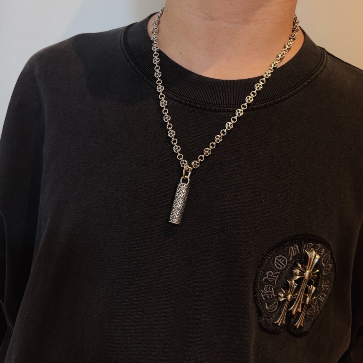  新款【专柜品质】Chrome Hearts克罗心经典复古花球项链，圆柱吊坠 凹凸造型不同的花纹设计风格