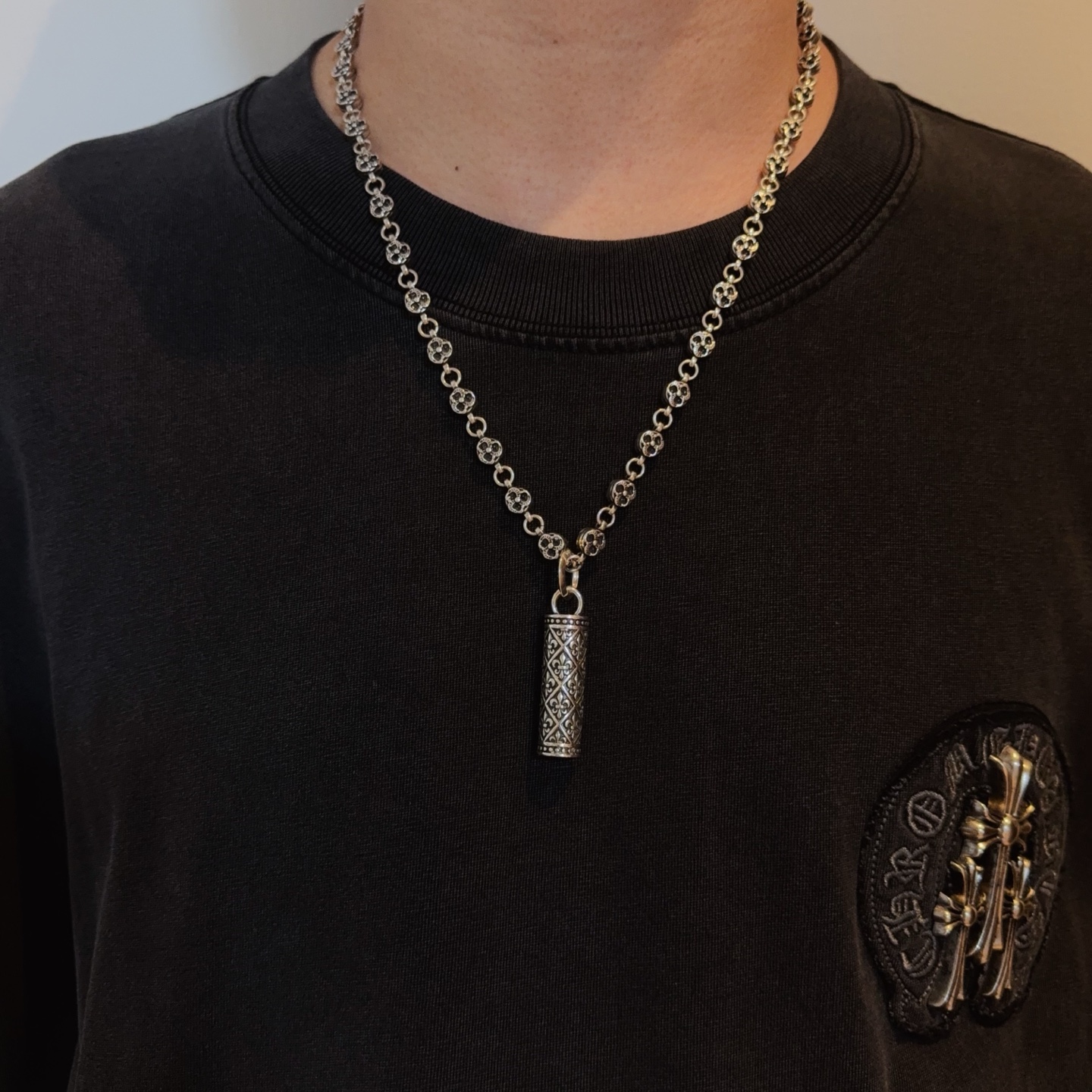  新款【专柜品质】Chrome Hearts克罗心经典复古花球项链，圆柱吊坠 凹凸造型不同的花纹设计风格