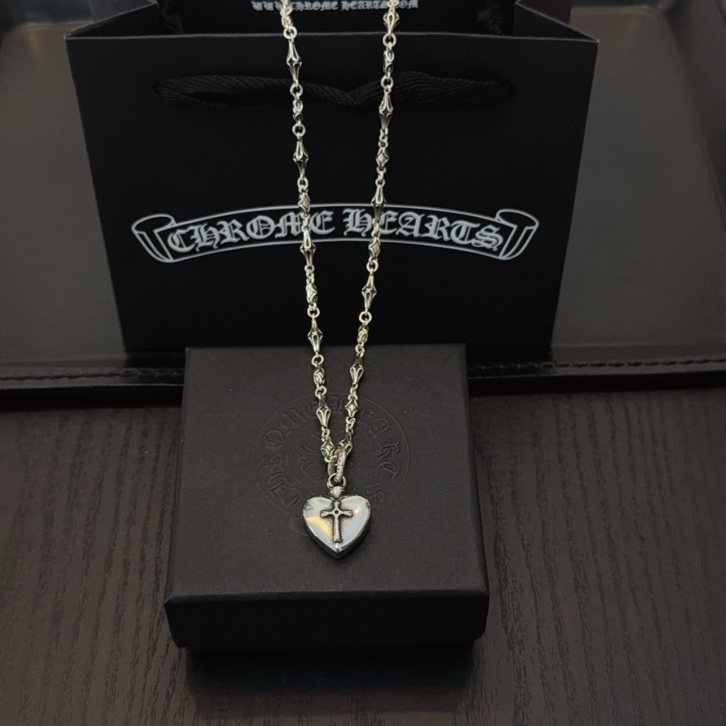  新款【专柜品质】Chrome Hearts克罗心经典复古项链，爱心十字架吊坠 凹凸造型不同的花纹设计风