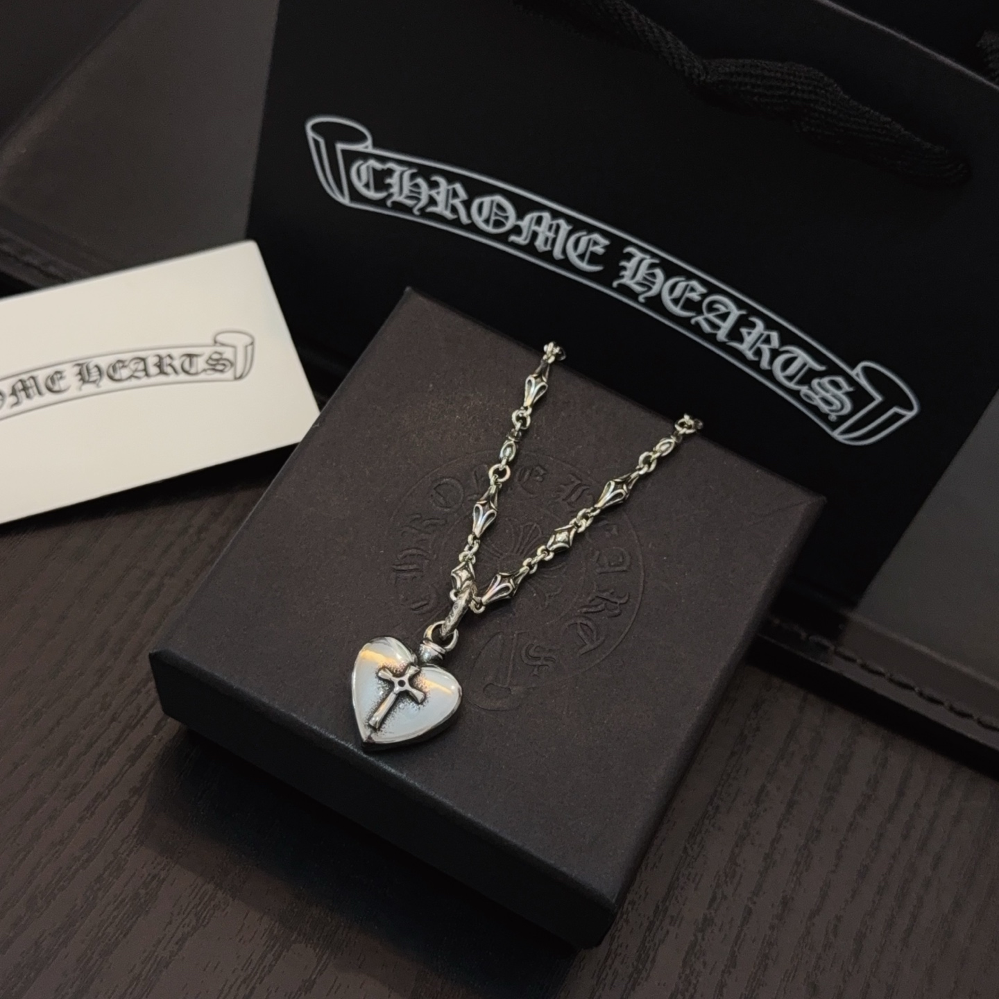  新款【专柜品质】Chrome Hearts克罗心经典复古项链，爱心十字架吊坠 凹凸造型不同的花纹设计风