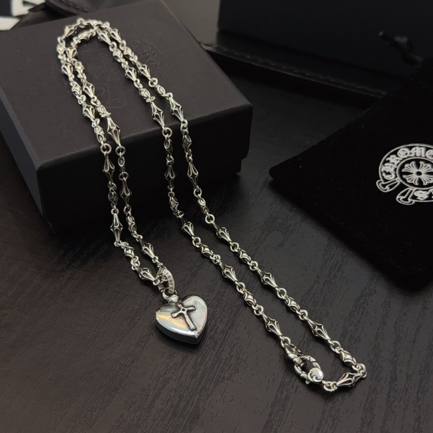  新款【专柜品质】Chrome Hearts克罗心经典复古项链，爱心十字架吊坠 凹凸造型不同的花纹设计风