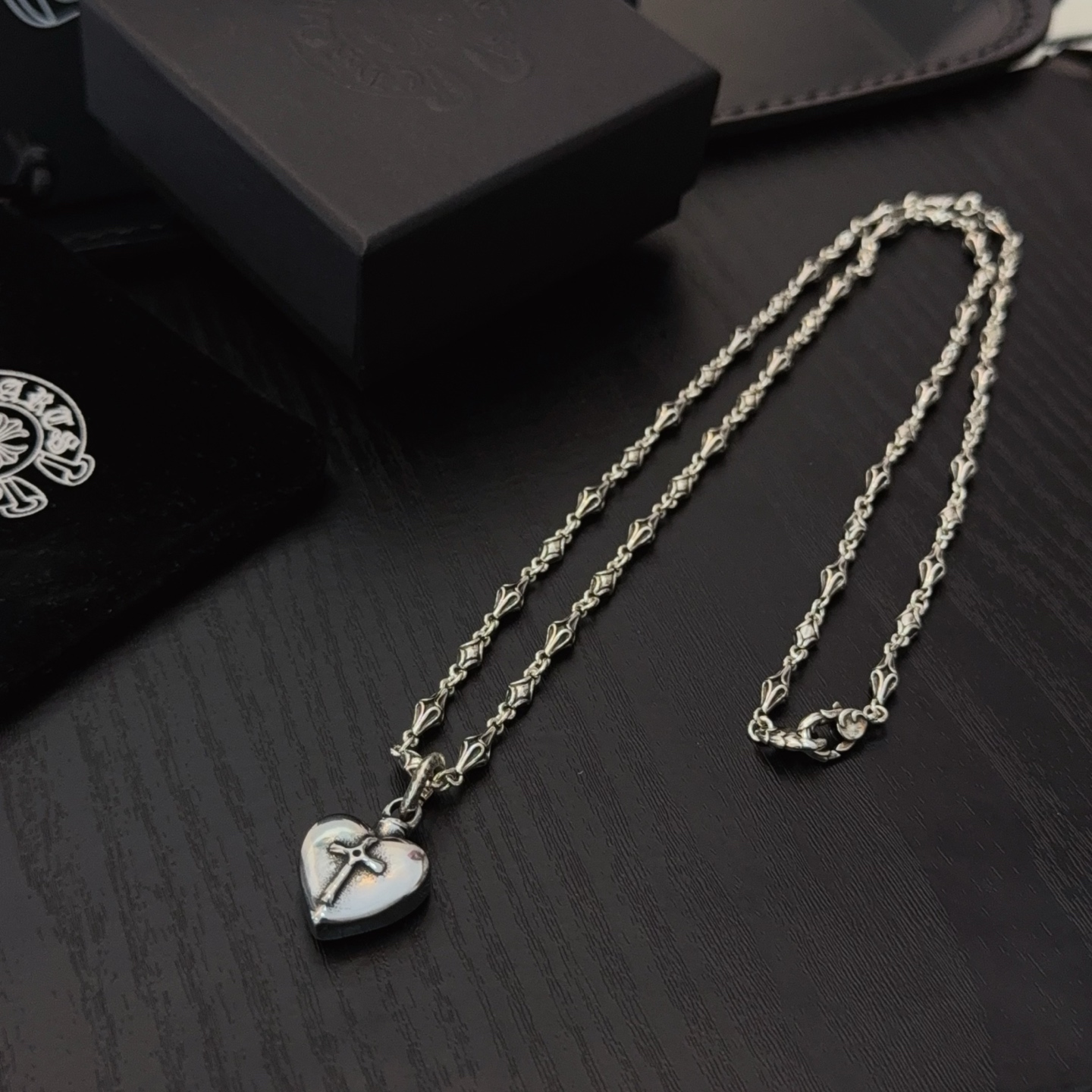  新款【专柜品质】Chrome Hearts克罗心经典复古项链，爱心十字架吊坠 凹凸造型不同的花纹设计风