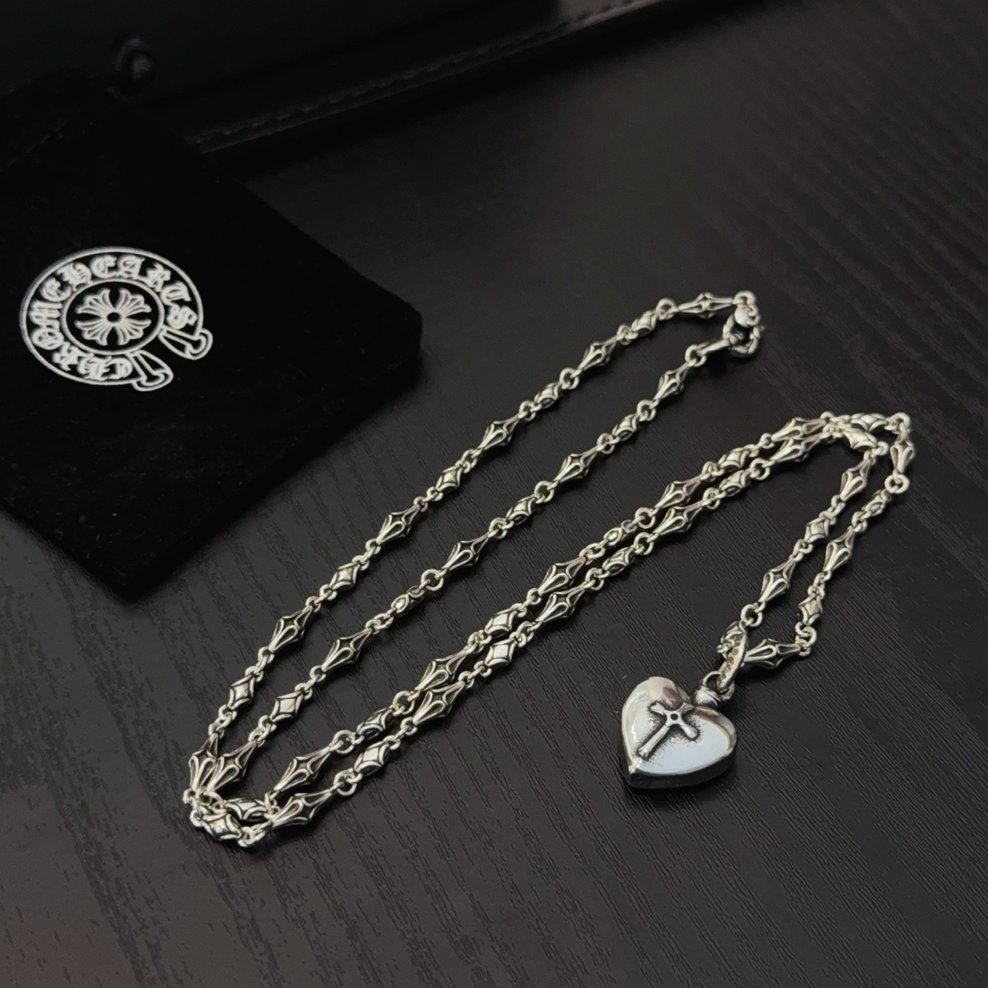  新款【专柜品质】Chrome Hearts克罗心经典复古项链，爱心十字架吊坠 凹凸造型不同的花纹设计风
