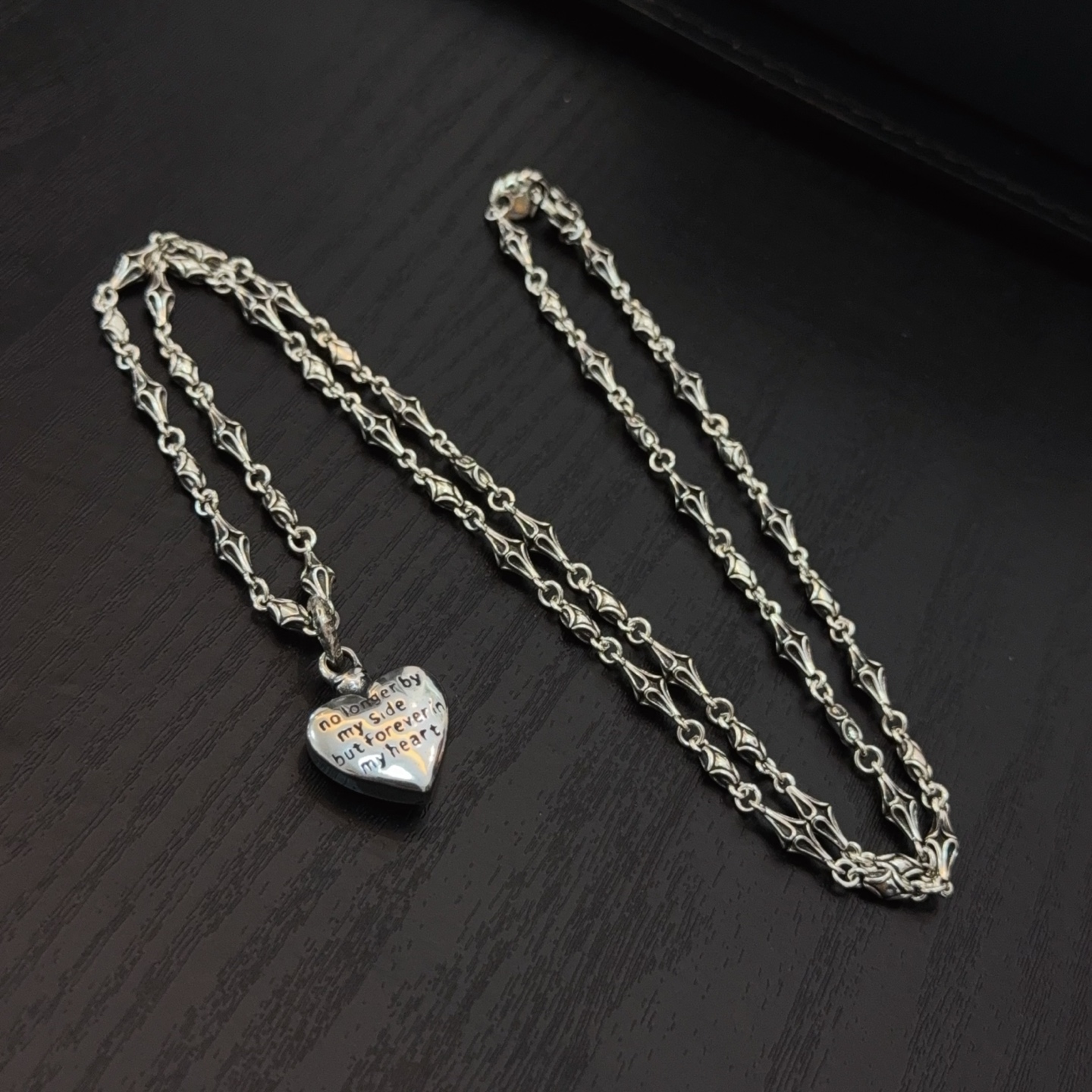  新款【专柜品质】Chrome Hearts克罗心经典复古项链，爱心十字架吊坠 凹凸造型不同的花纹设计风