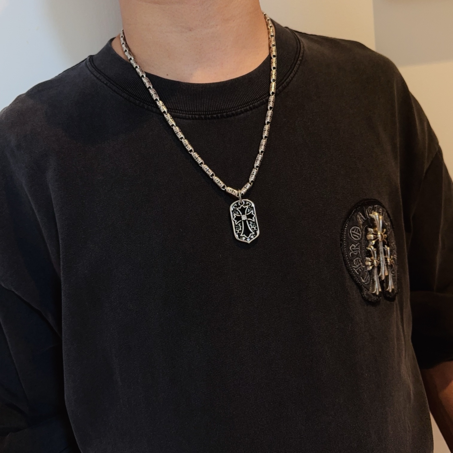  新款【专柜品质】Chrome Hearts克罗心经典复古十字架项链，方牌吊坠 凹凸造型不同的花纹设计风