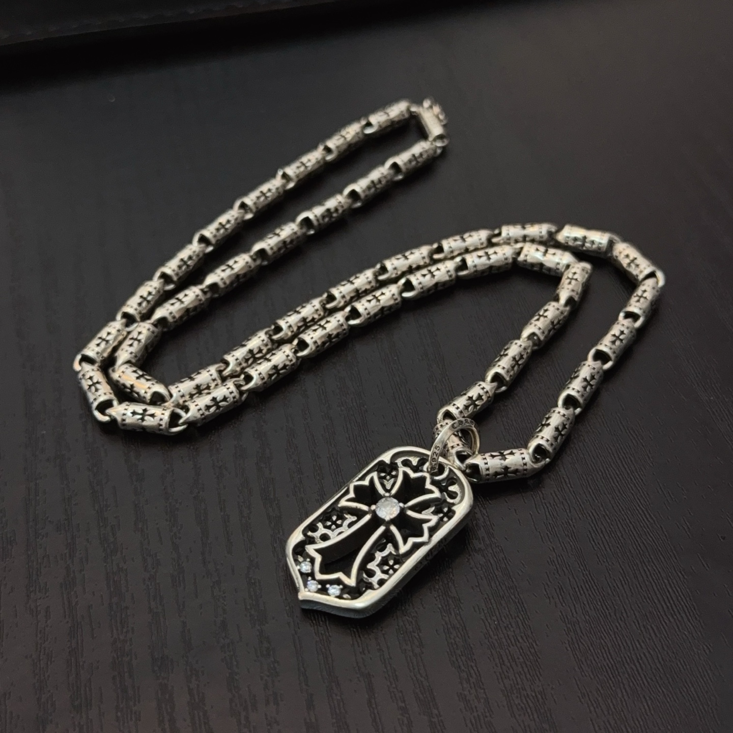  新款【专柜品质】Chrome Hearts克罗心经典复古十字架项链，方牌吊坠 凹凸造型不同的花纹设计风