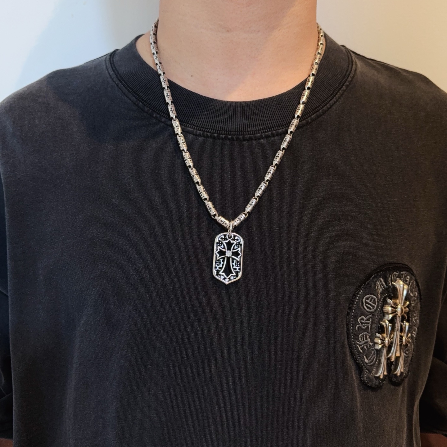  新款【专柜品质】Chrome Hearts克罗心经典复古十字架项链，方牌吊坠 凹凸造型不同的花纹设计风