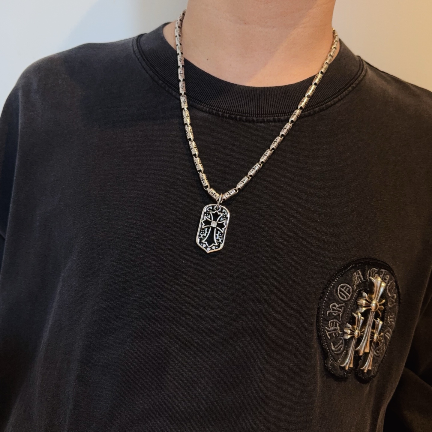  新款【专柜品质】Chrome Hearts克罗心经典复古十字架项链，方牌吊坠 凹凸造型不同的花纹设计风
