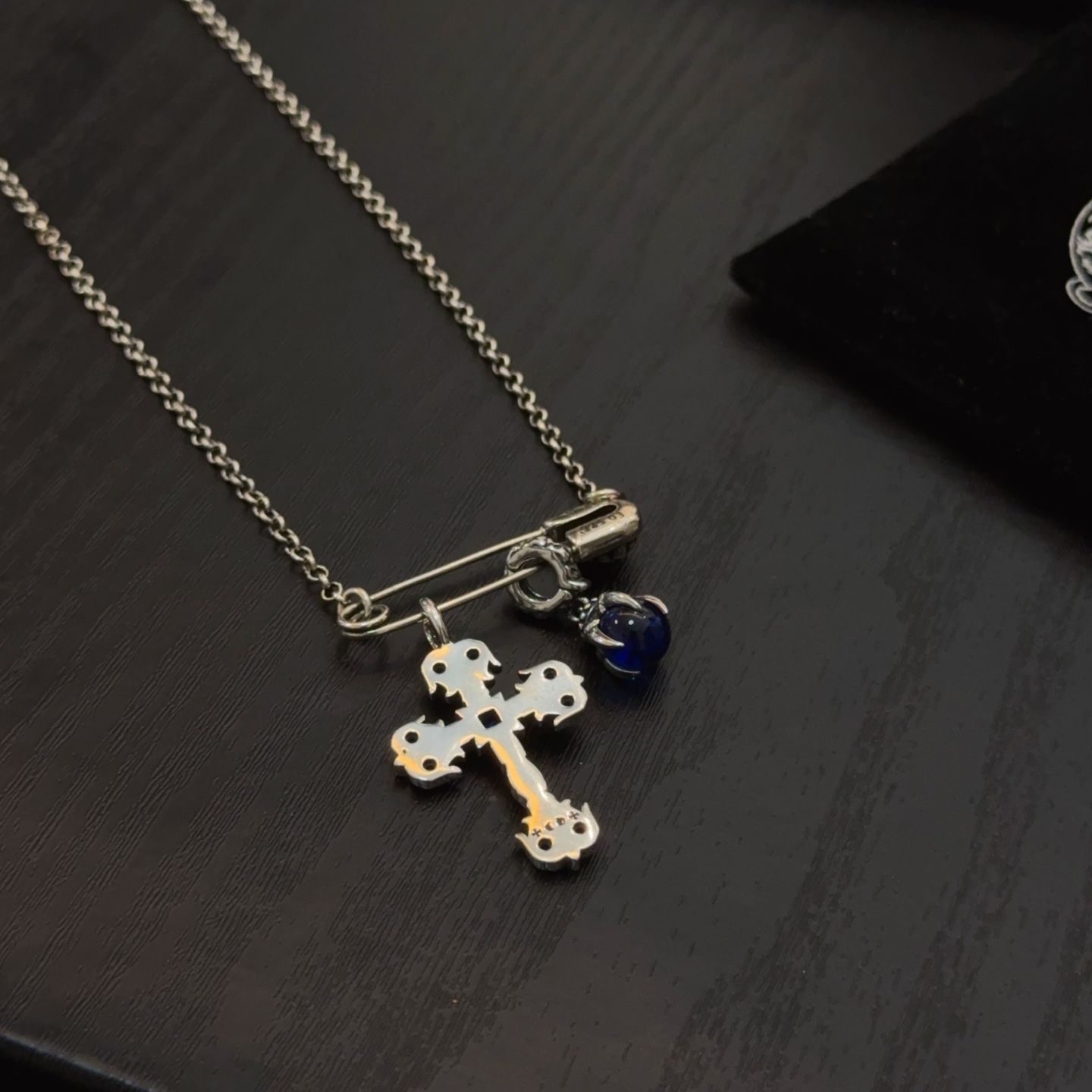   新款【专柜品质】Chrome Hearts克罗心蓝钻火焰十字架项链，凹凸造型不同的花纹设计风格呈现出