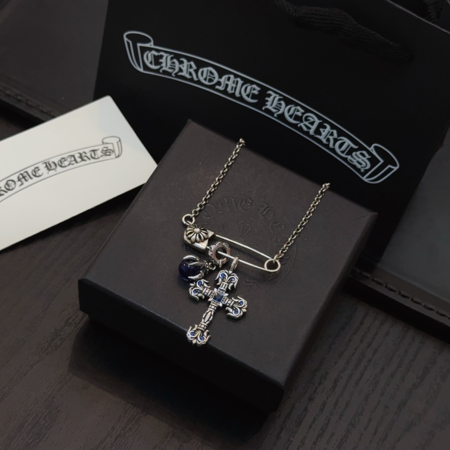  新款【专柜品质】Chrome Hearts克罗心蓝钻火焰十字架项链，凹凸造型不同的花纹设计风格呈现出
